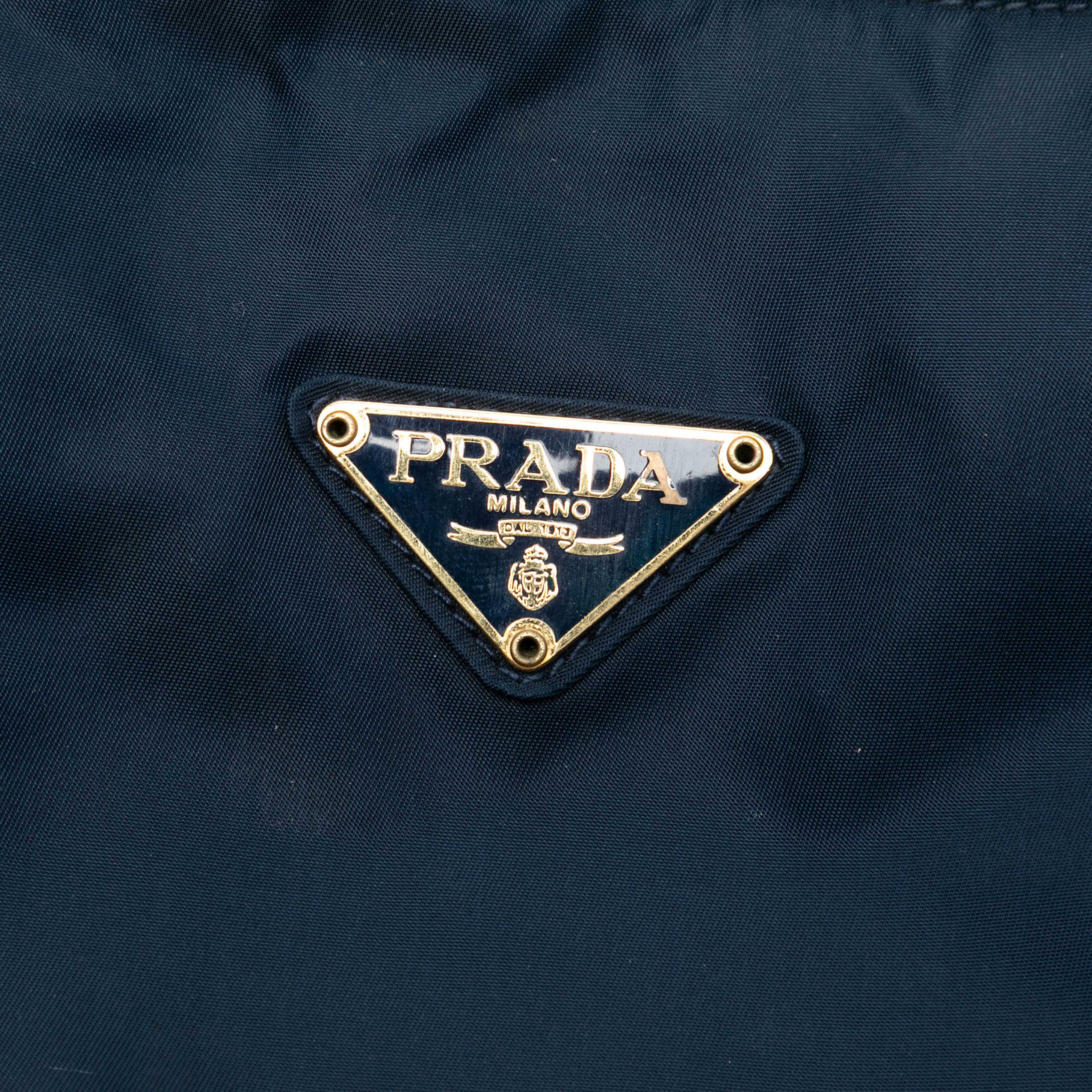 Prada Tessuto Metal Handle Bag, från Luxclusif, i färgen navy. Klicka för att öppna bilden i stort format