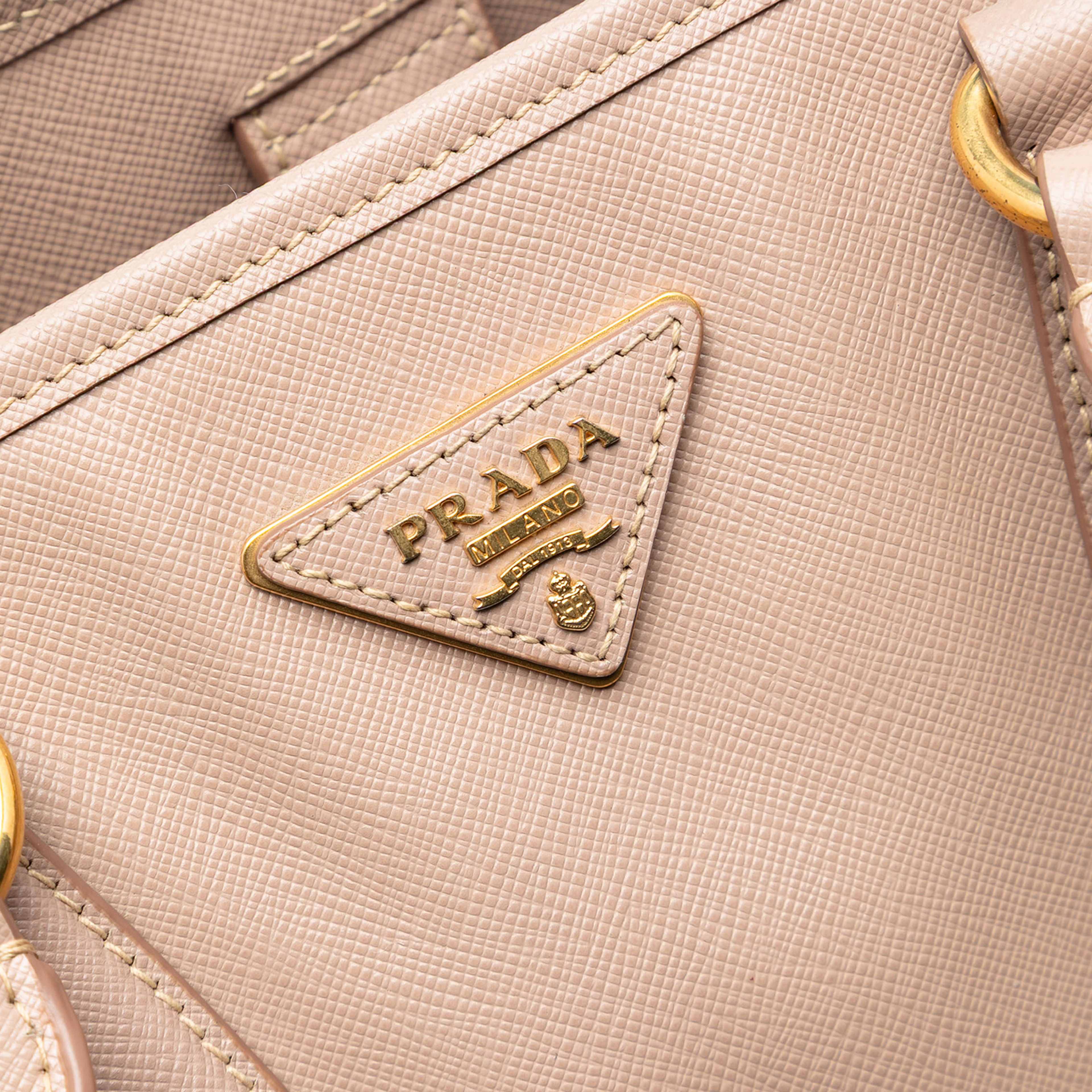 Prada Saffiano Lux Shopping Tote, från Luxclusif, i färgen light pink. Klicka för att öppna bilden i stort format