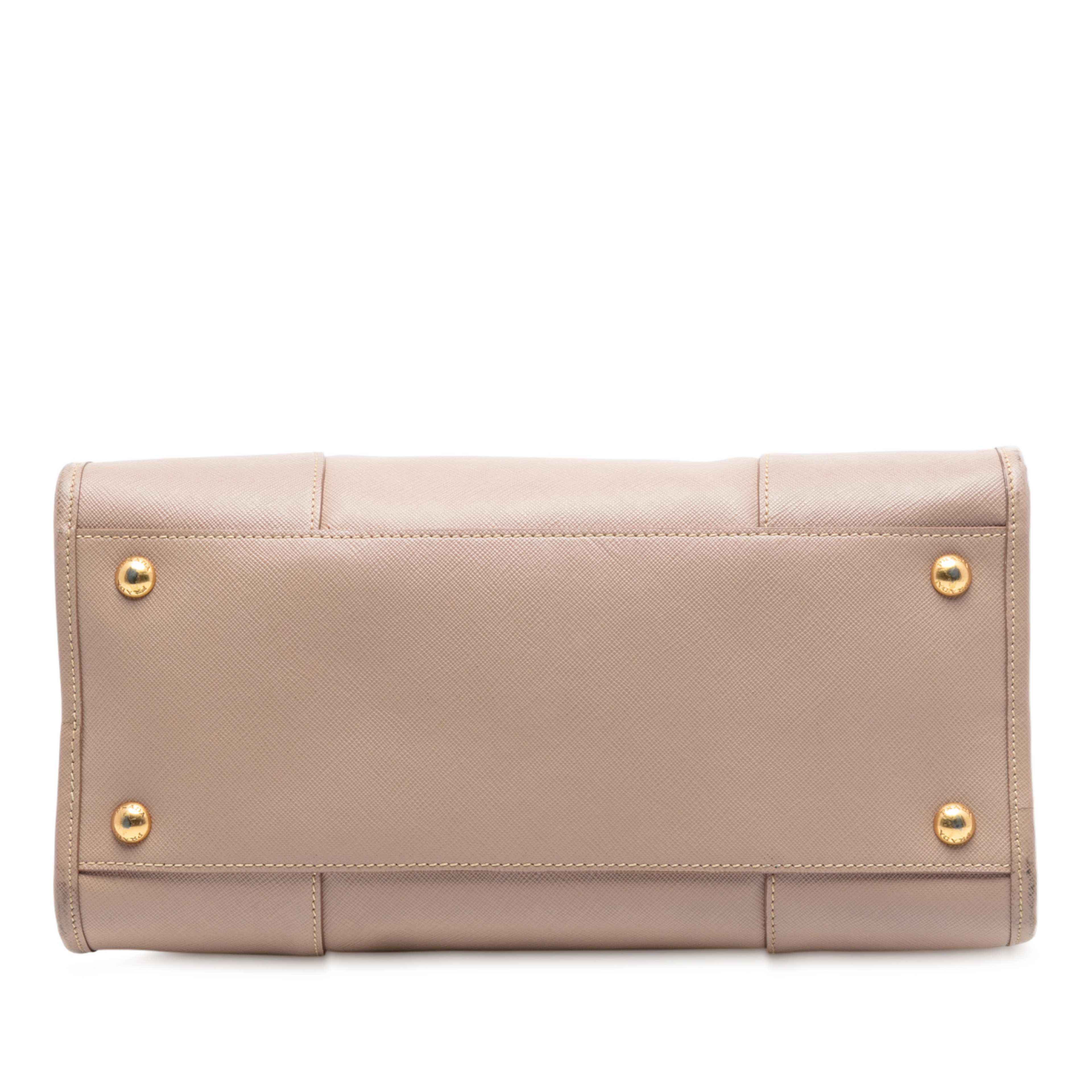 Prada Saffiano Lux Shopping Tote, från Luxclusif, i färgen light pink. Klicka för att öppna bilden i stort format