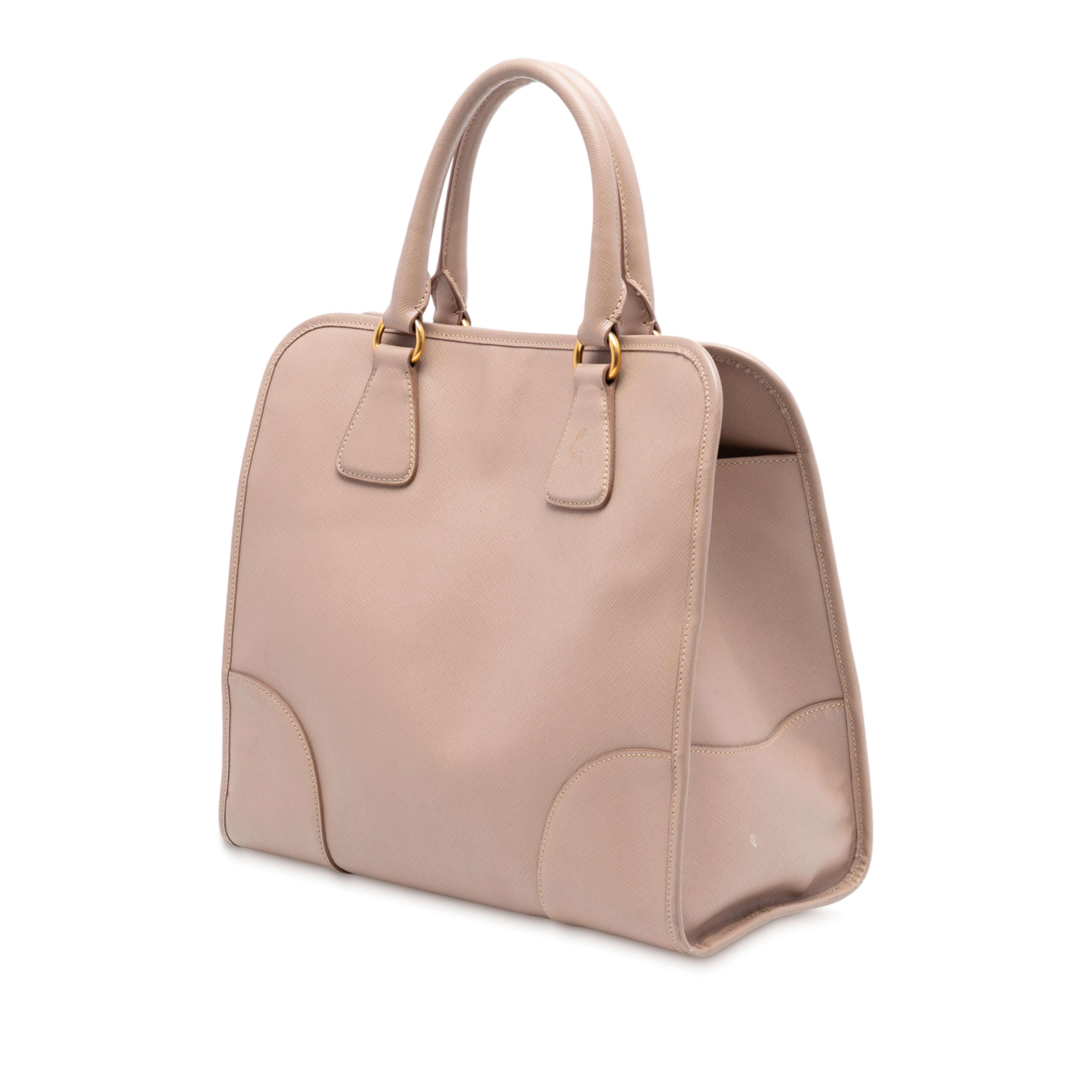 Prada Saffiano Lux Shopping Tote, från Luxclusif, i färgen light pink. Klicka för att öppna bilden i stort format