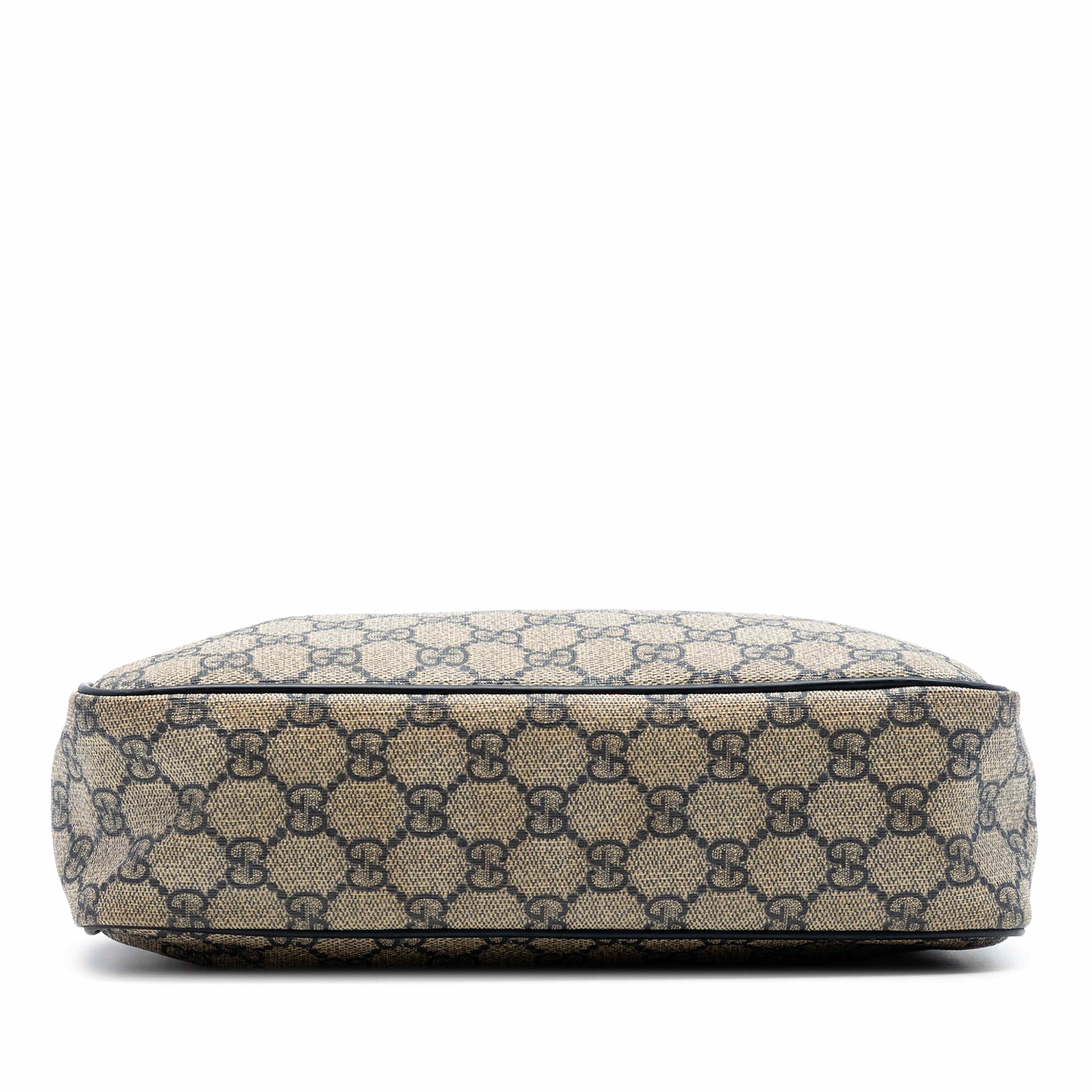 Gucci Gg Supreme Crossbody, från Luxclusif, i färgen beige. Klicka för att öppna bilden i stort format