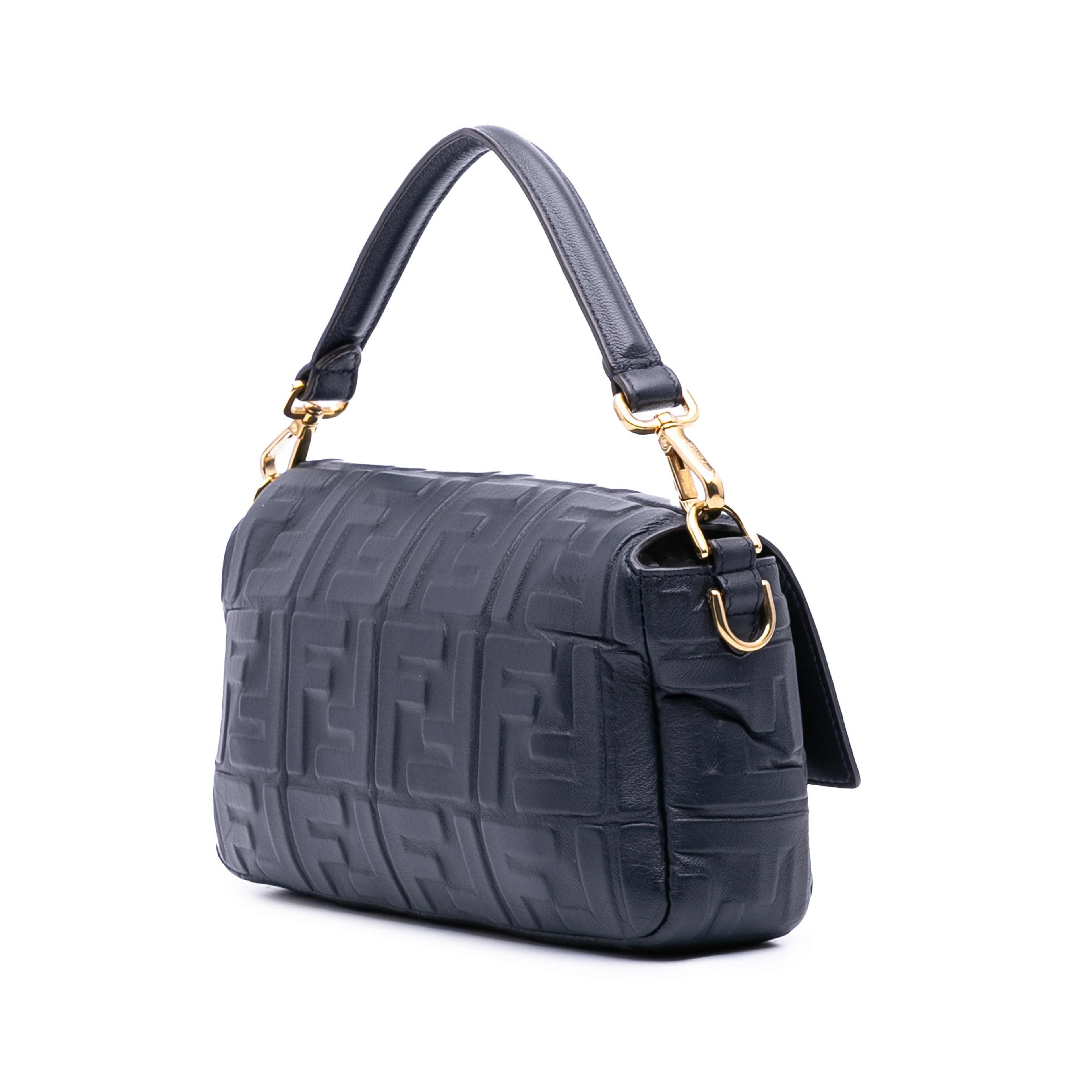 Fendi Zucca Embossed Leather Baguette Satchel, från Luxclusif, i färgen black. Klicka för att öppna bilden i stort format