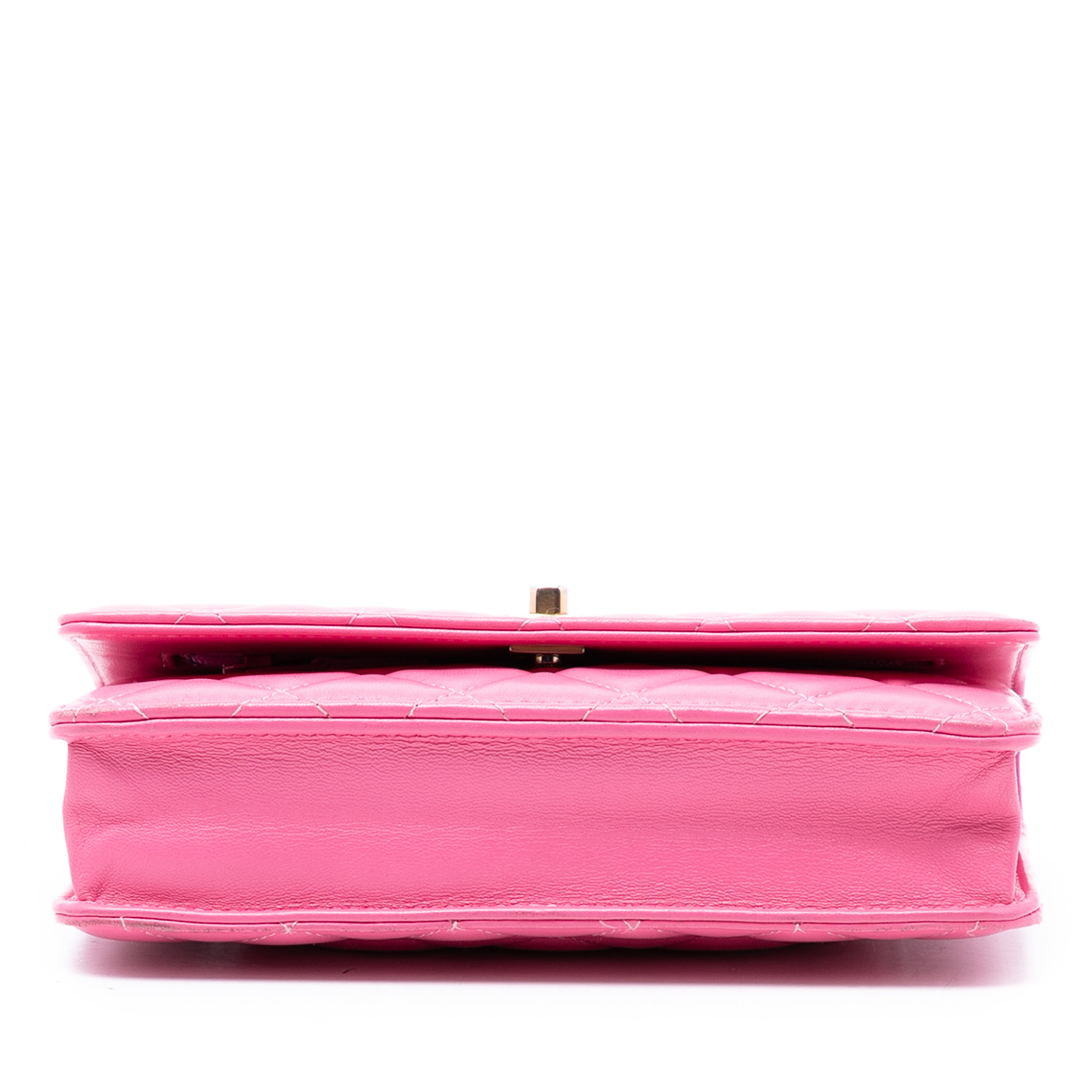 Chanel Lambskin Pearl Crush Wallet On Chain, från Luxclusif, i färgen pink. Klicka för att öppna bilden i stort format