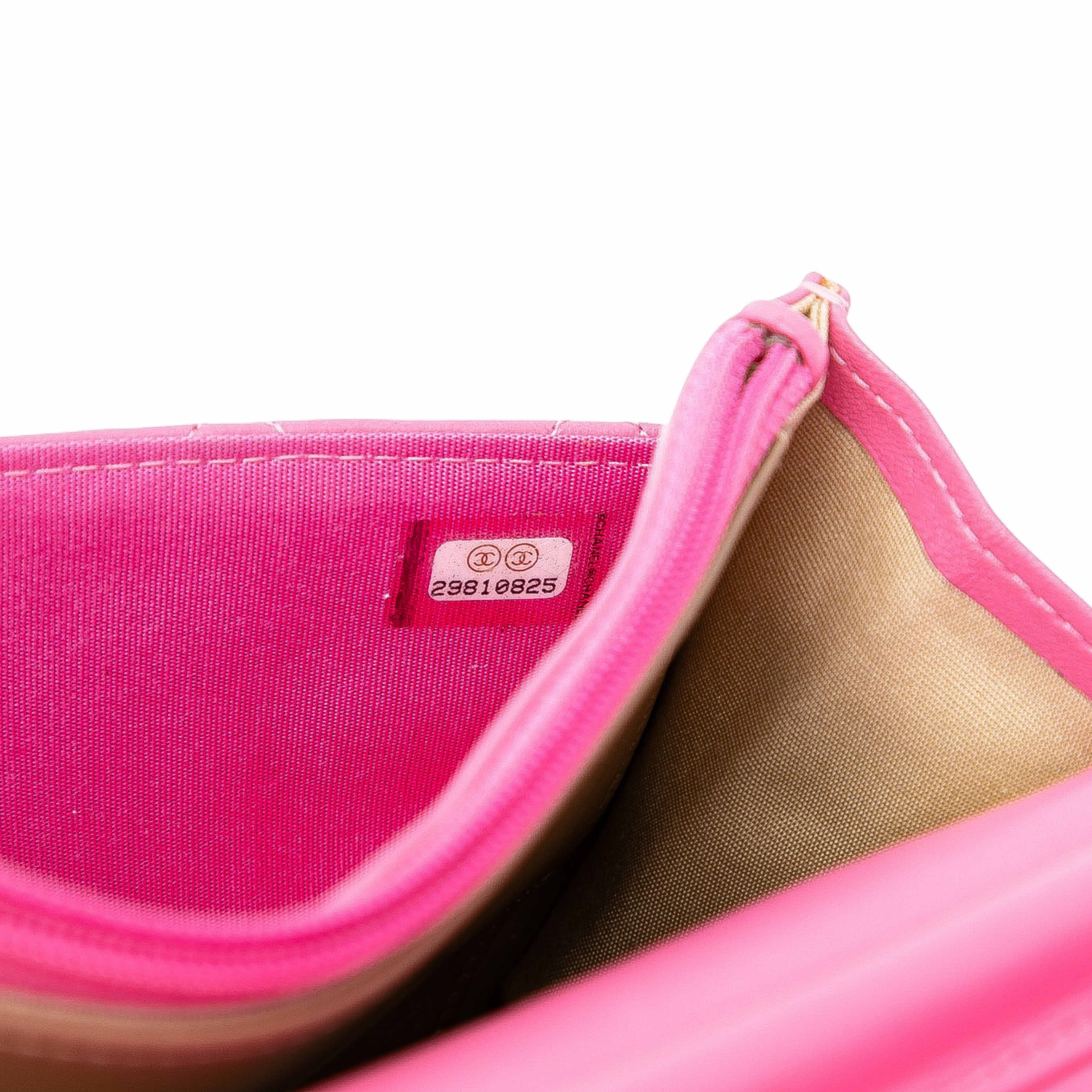 Chanel Lambskin Pearl Crush Wallet On Chain, från Luxclusif, i färgen pink. Klicka för att öppna bilden i stort format