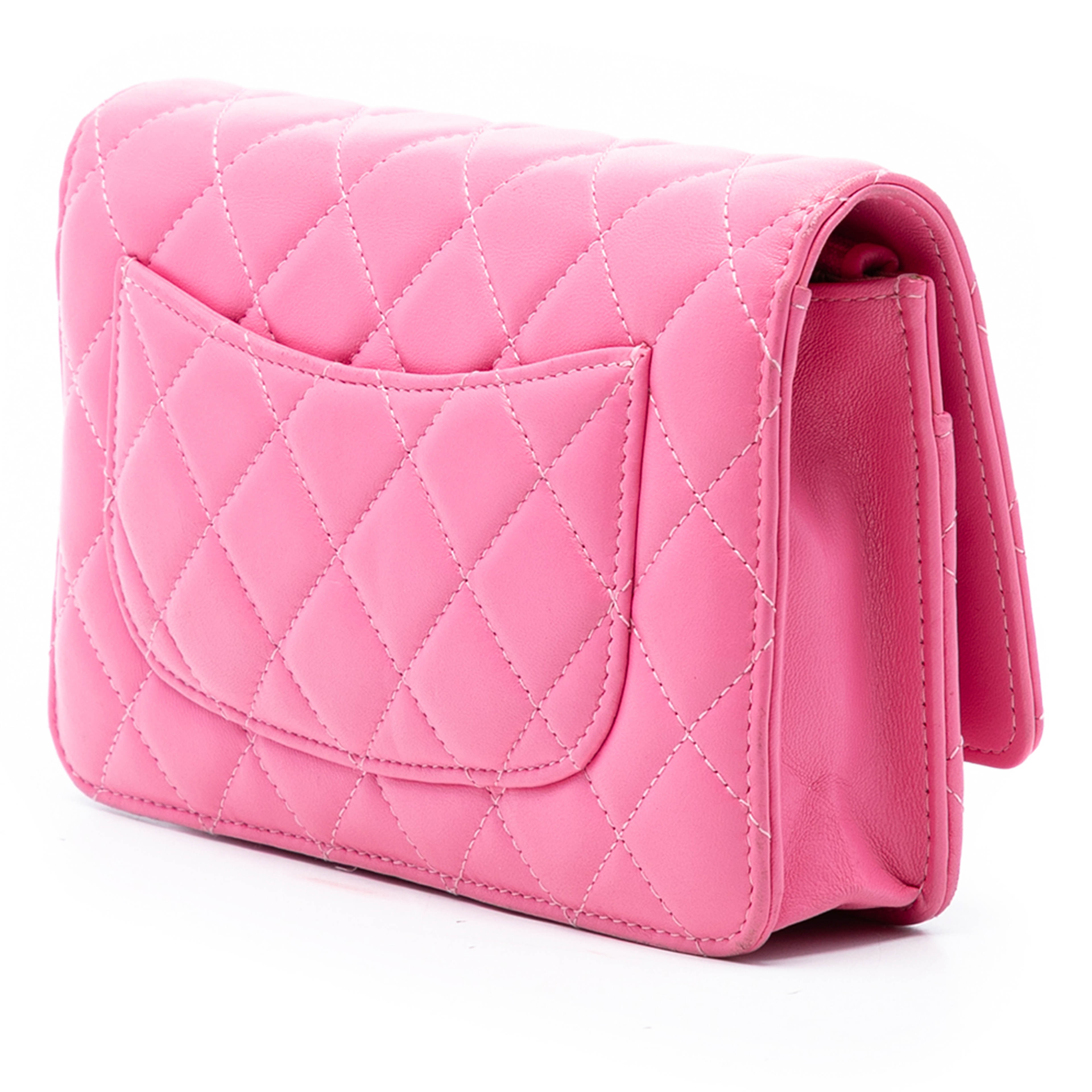 Chanel Lambskin Pearl Crush Wallet On Chain, från Luxclusif, i färgen pink. Klicka för att öppna bilden i stort format