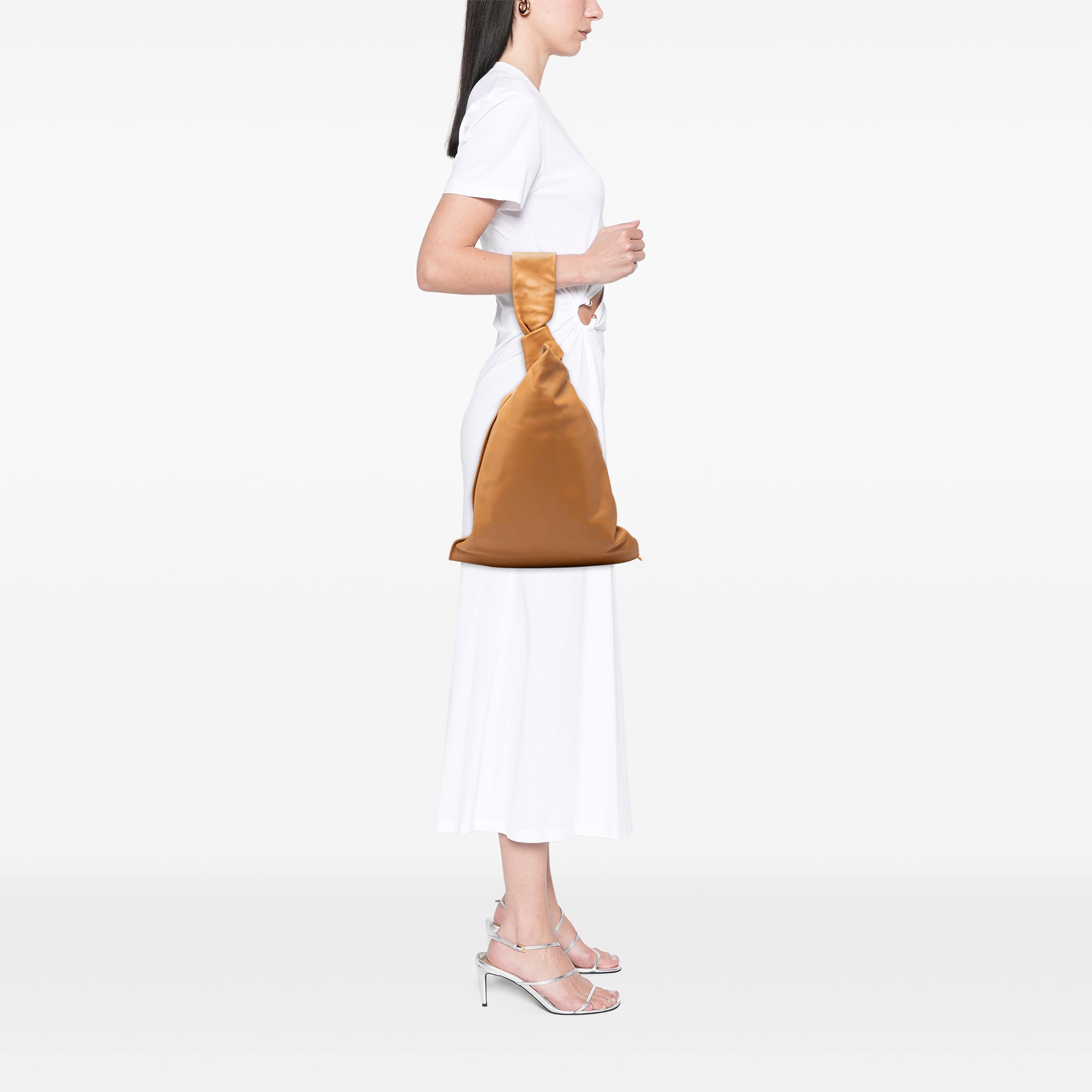 Bottega Veneta Nappa Bv Twist Handbag, från Luxclusif, i färgen brun. Klicka för att öppna bilden i stort format