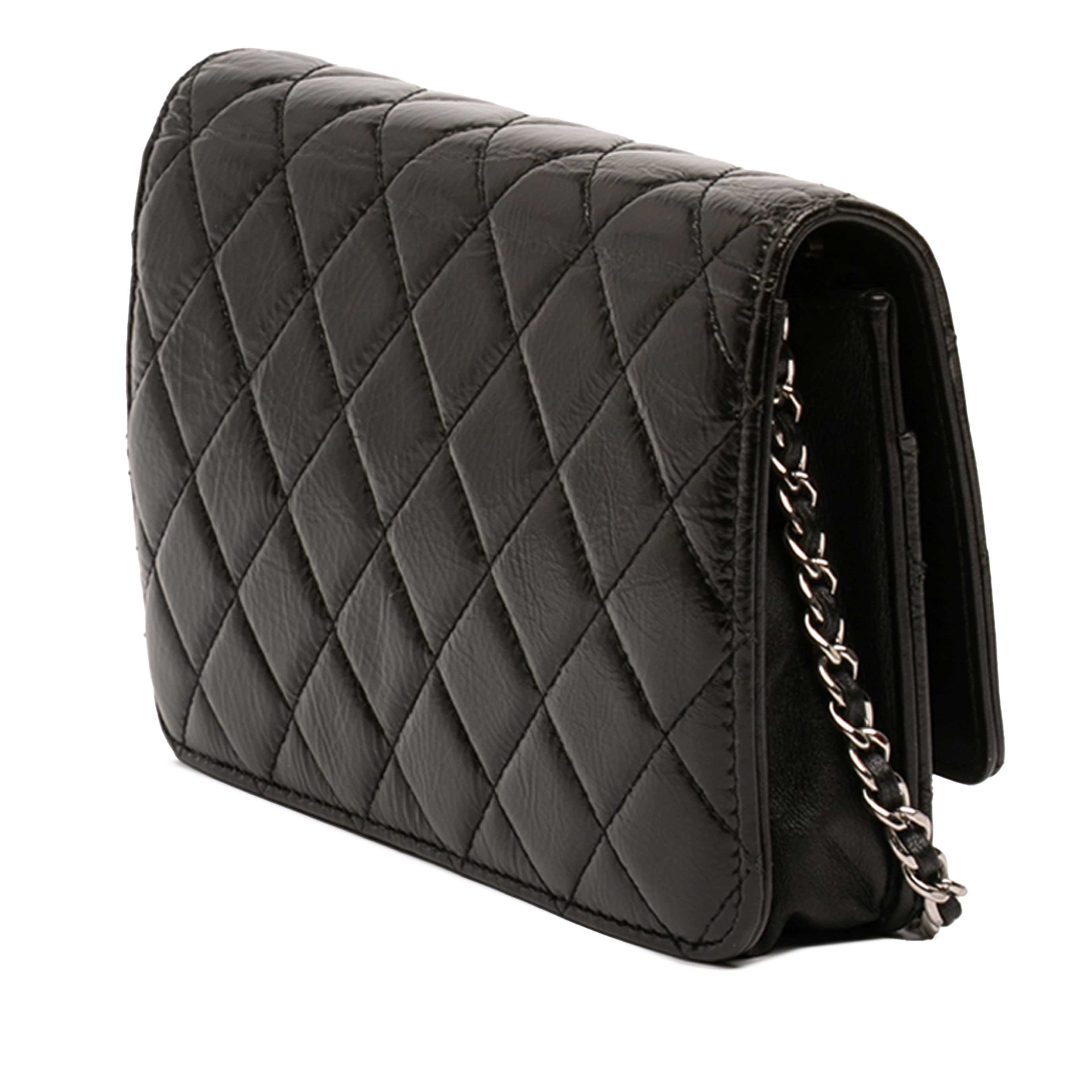 Chanel Cc Quilted Crinkled Patent Wallet On Chain, från Luxclusif, i färgen black. Klicka för att öppna bilden i stort format