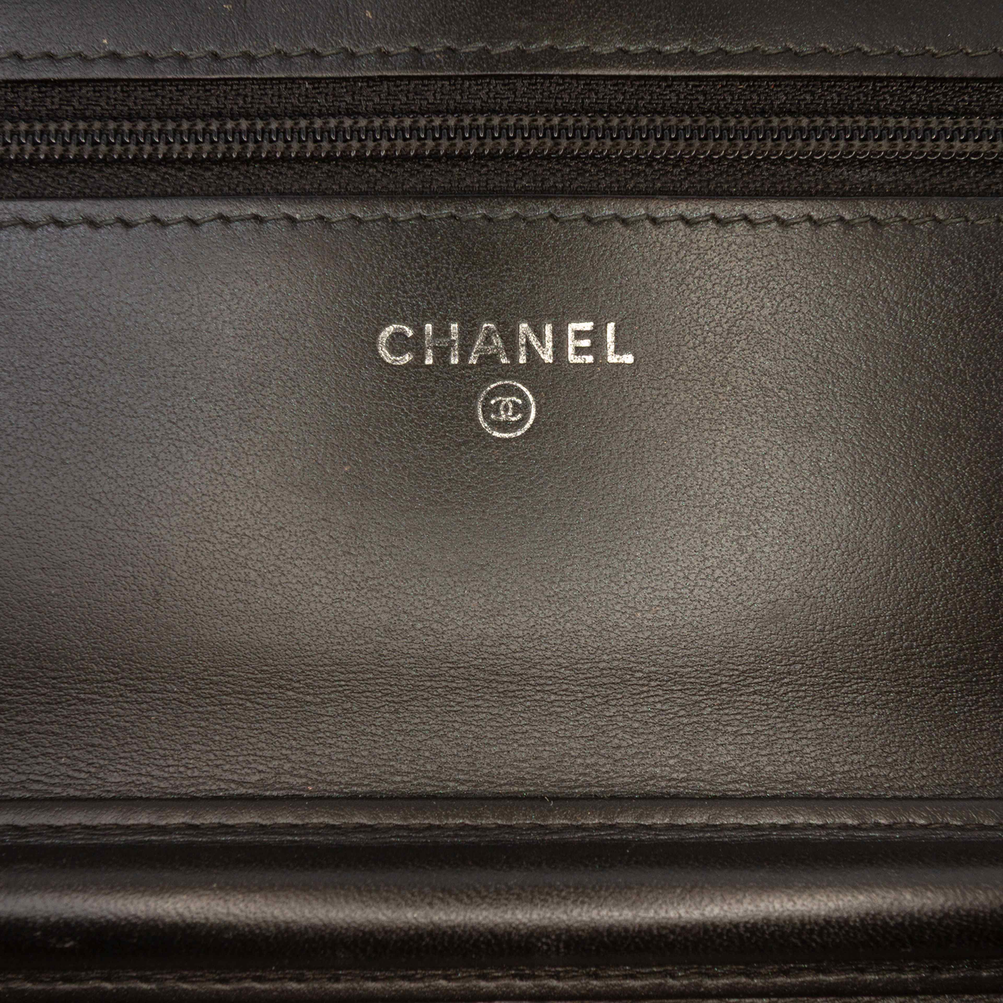 Chanel Cc Quilted Crinkled Patent Wallet On Chain, från Luxclusif, i färgen black. Klicka för att öppna bilden i stort format