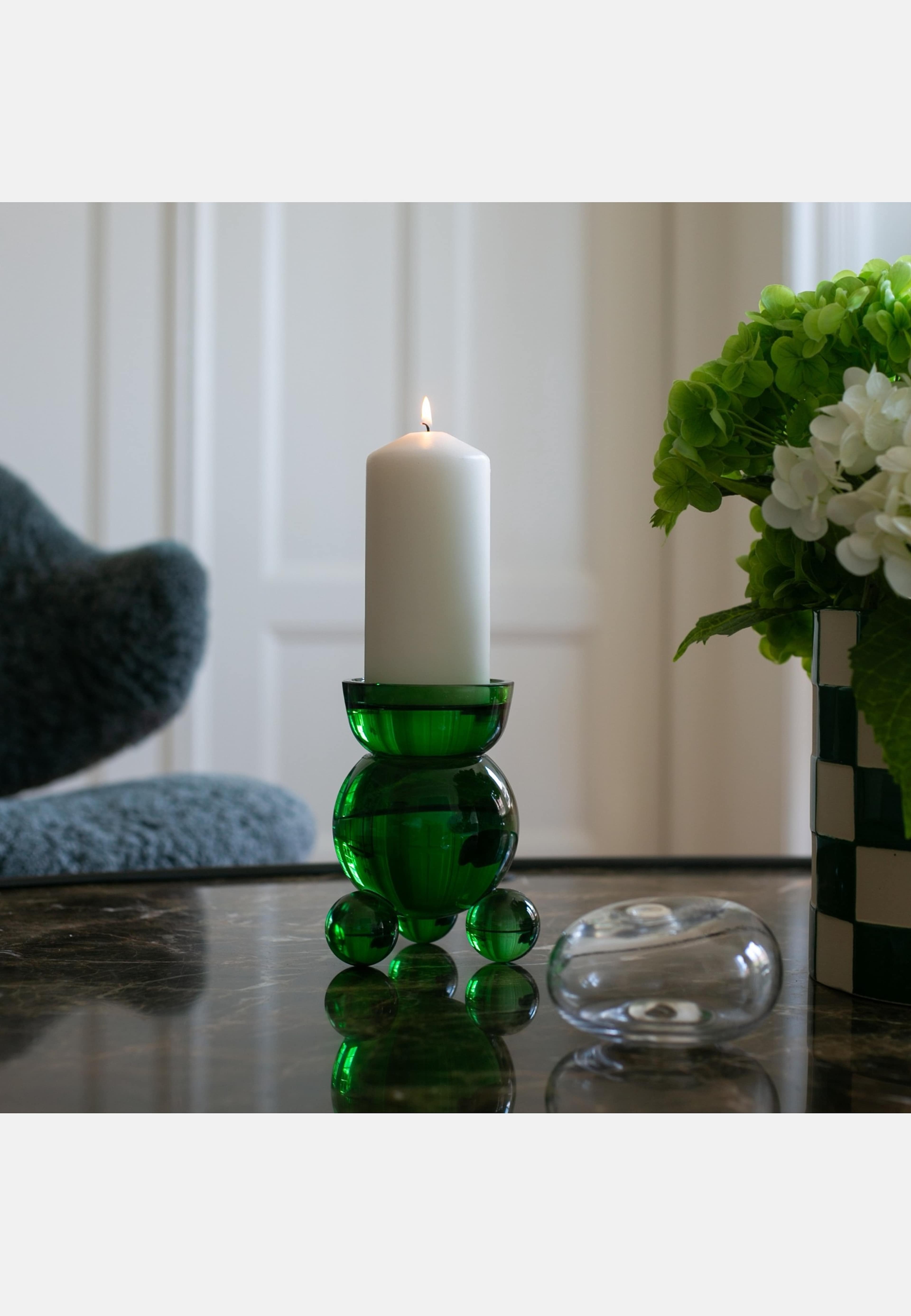 Ljusstake Dt Kulan L, från Created by Designtorget, i färgen grön. Klicka för att öppna bilden i stort format