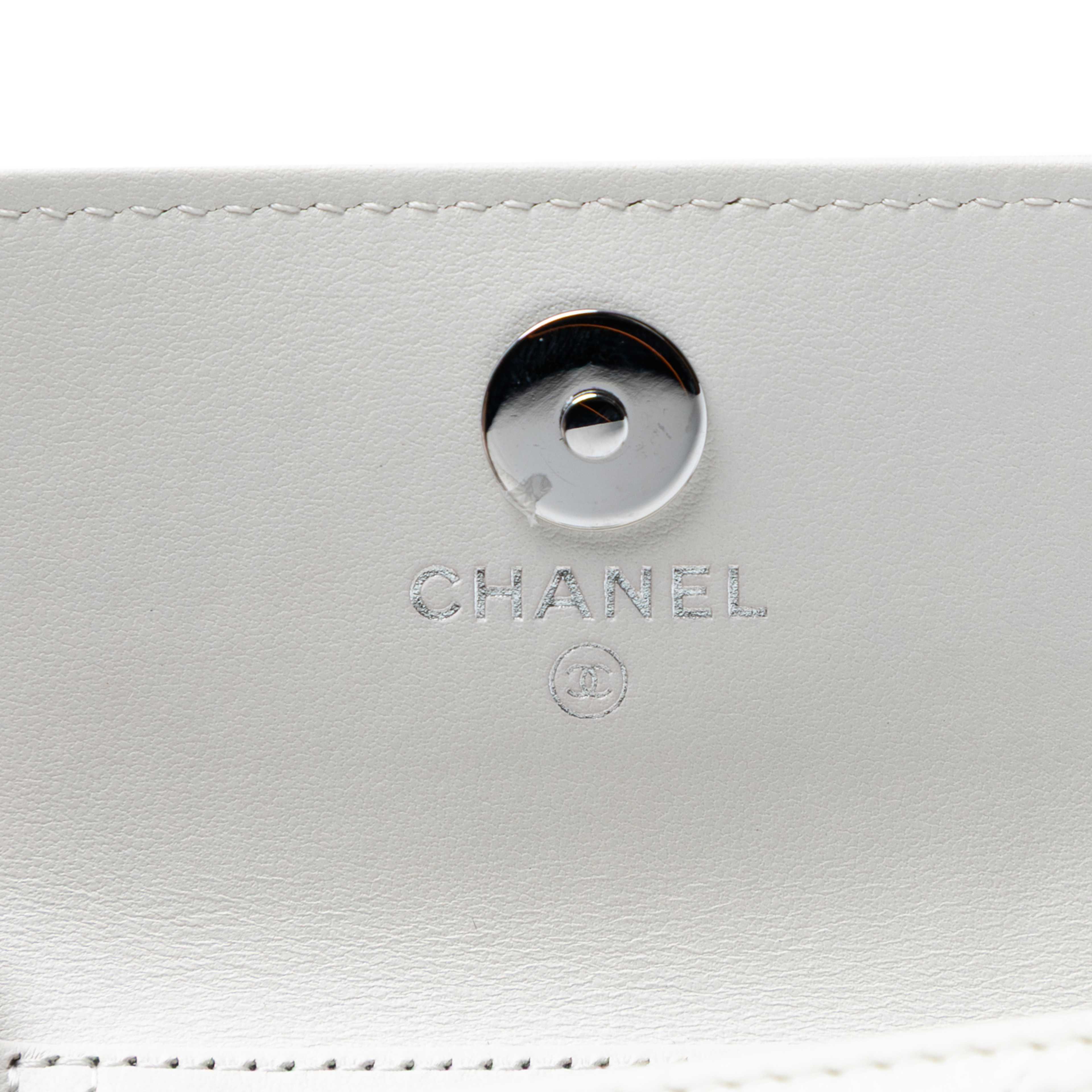 Chanel Lambskin 19 Flap Coin Purse With Chain, från Luxclusif, i färgen white. Klicka för att öppna bilden i stort format