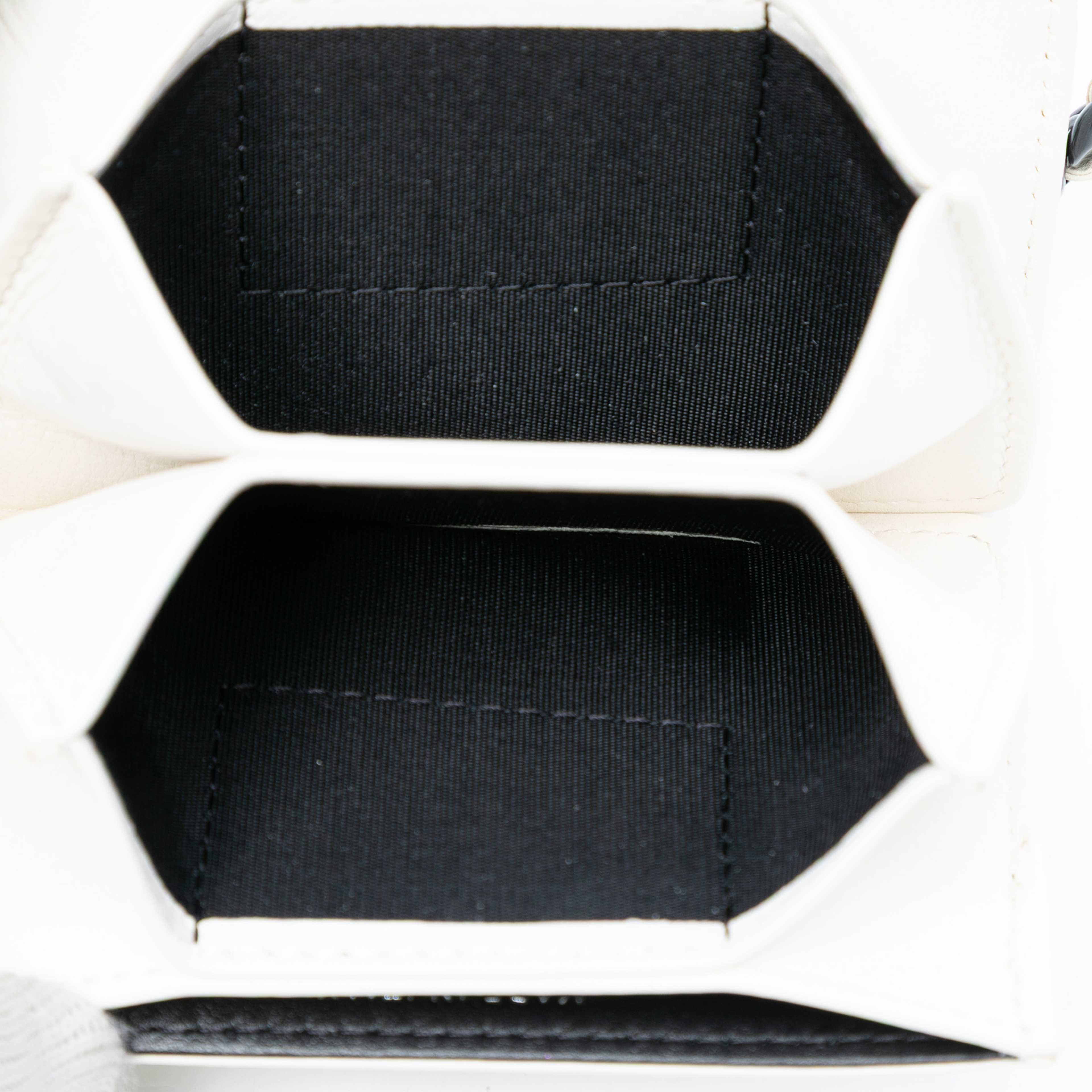 Chanel Lambskin 19 Flap Coin Purse With Chain, från Luxclusif, i färgen white. Klicka för att öppna bilden i stort format