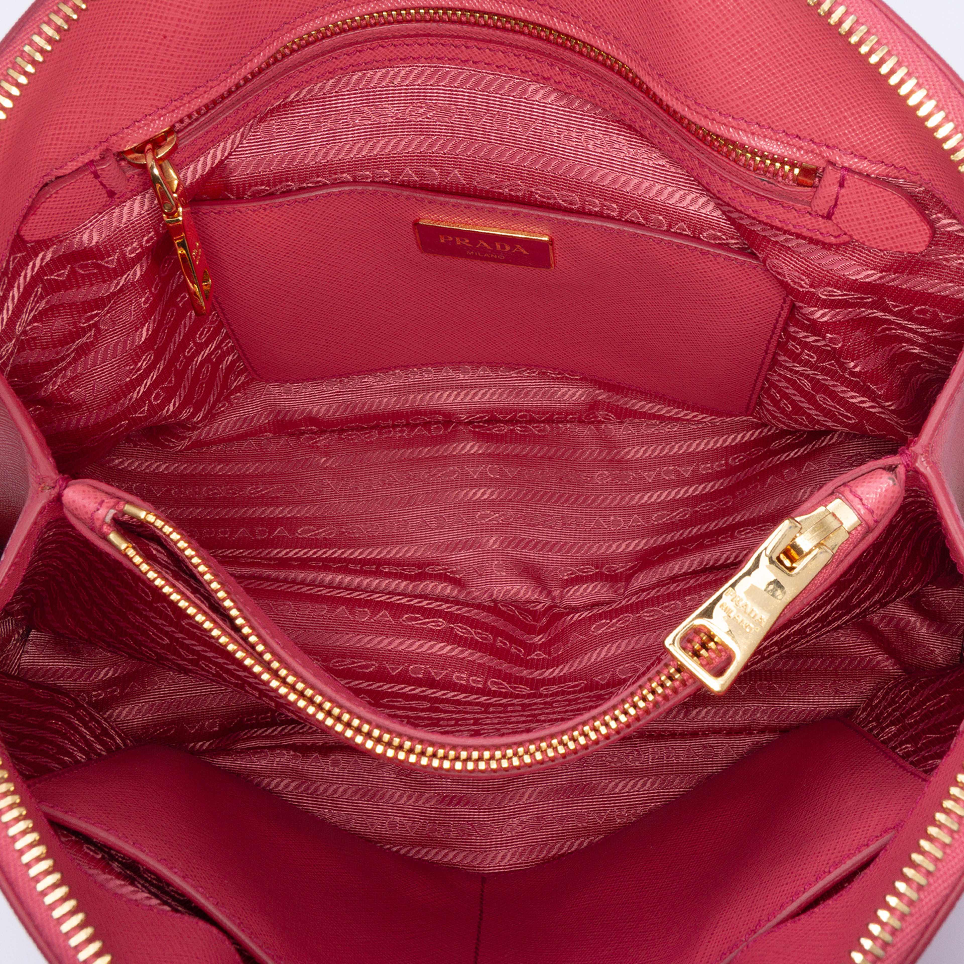 Prada Medium Saffiano Lux Promenade Satchel, från Luxclusif, i färgen pink. Klicka för att öppna bilden i stort format
