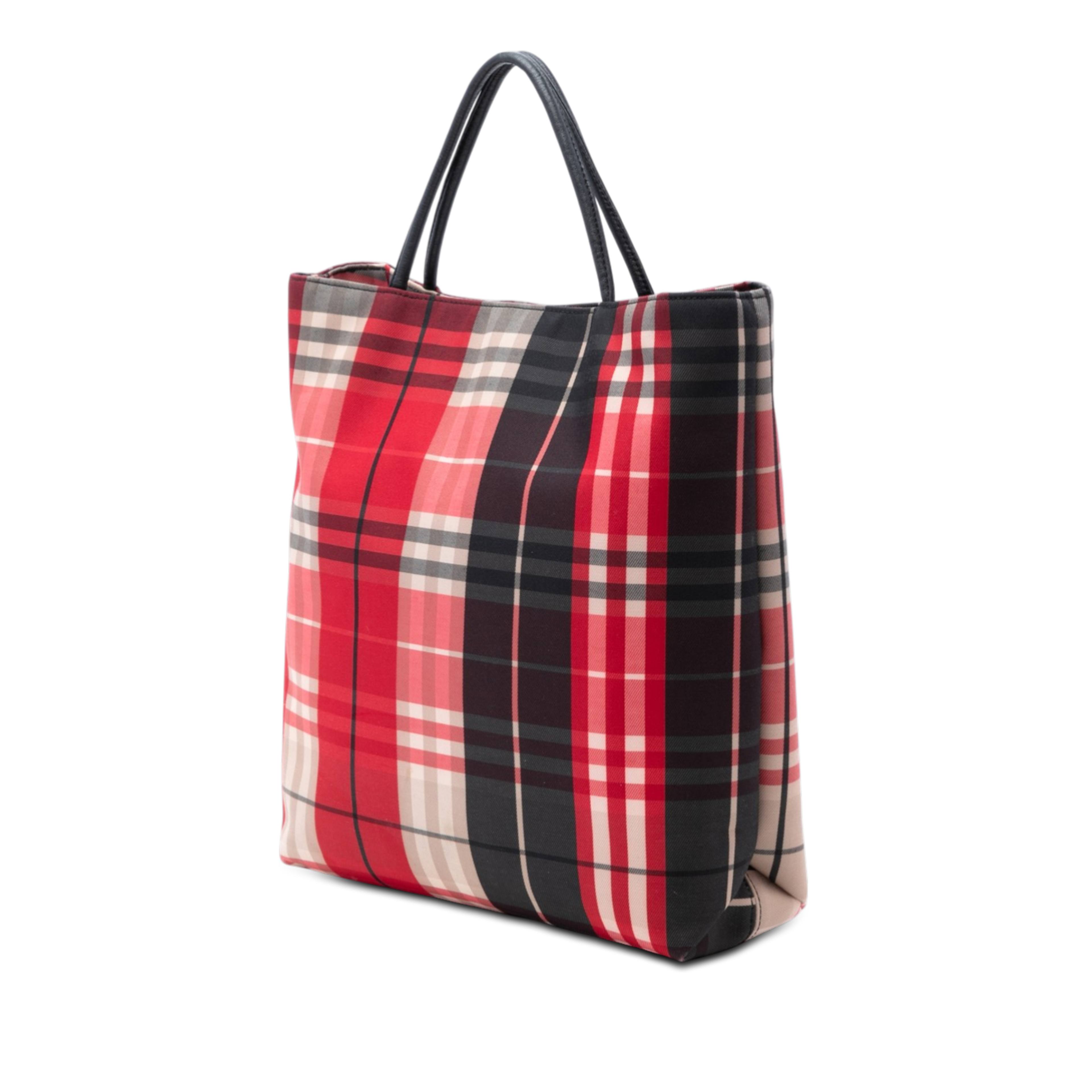 Burberry House Check Canvas Tote, från Luxclusif, i färgen red. Klicka för att öppna bilden i stort format