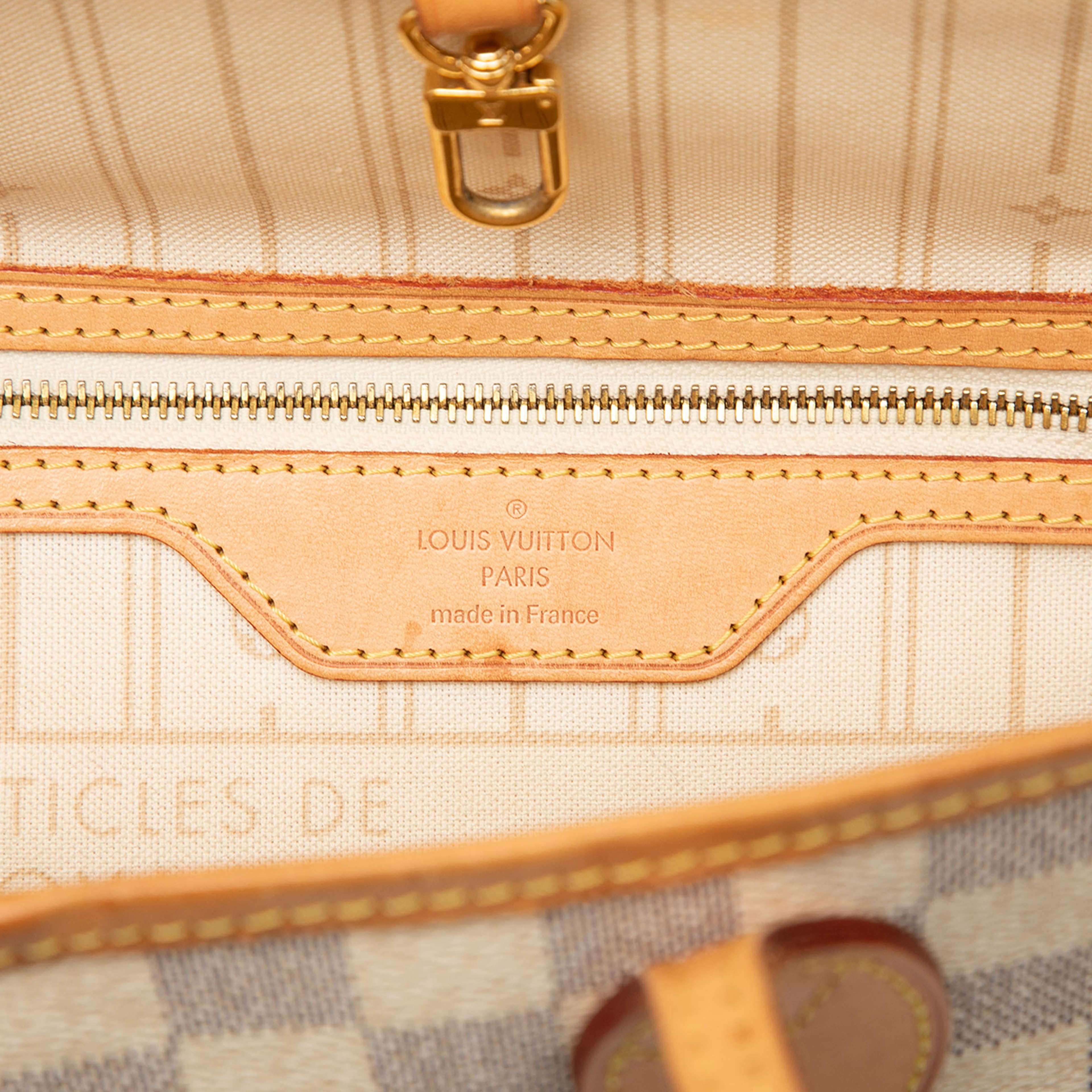 Louis Vuitton Damier Azur Neverfull Pm, från Luxclusif, i färgen white. Klicka för att öppna bilden i stort format