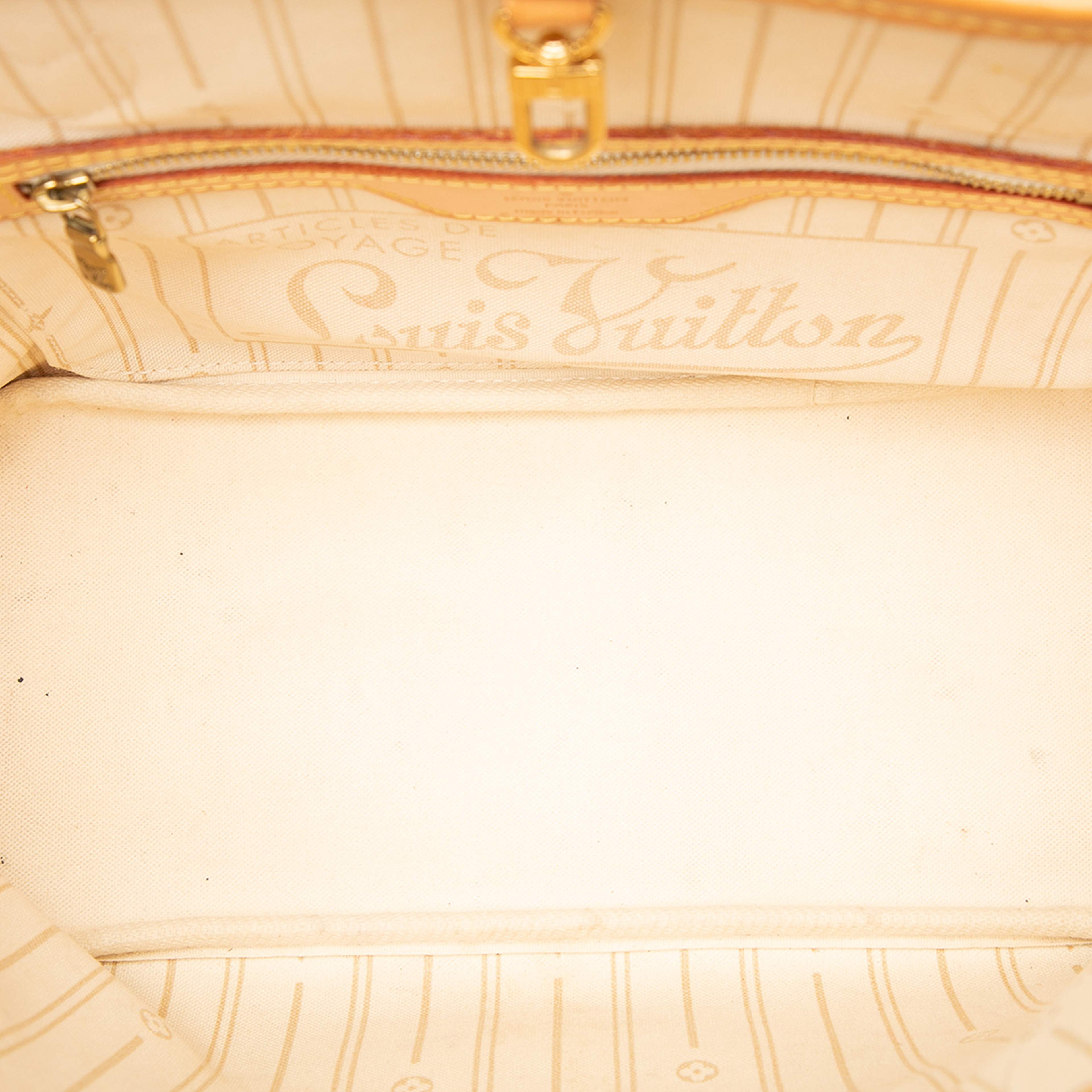 Louis Vuitton Damier Azur Neverfull Pm, från Luxclusif, i färgen white. Klicka för att öppna bilden i stort format