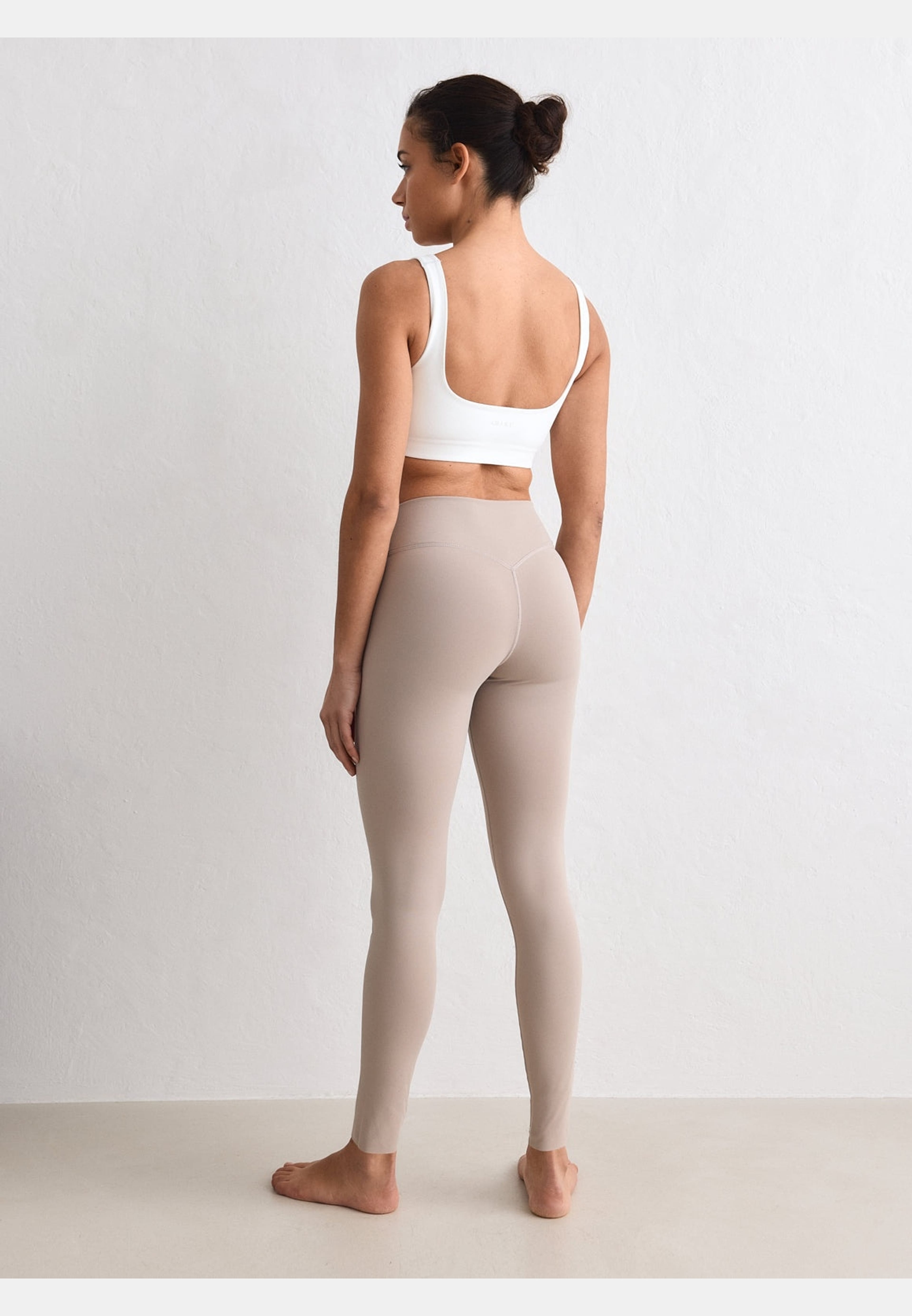 Sense Mid Waist Tight, från aim'n, i färgen dark clay. Klicka för att öppna bilden i stort format