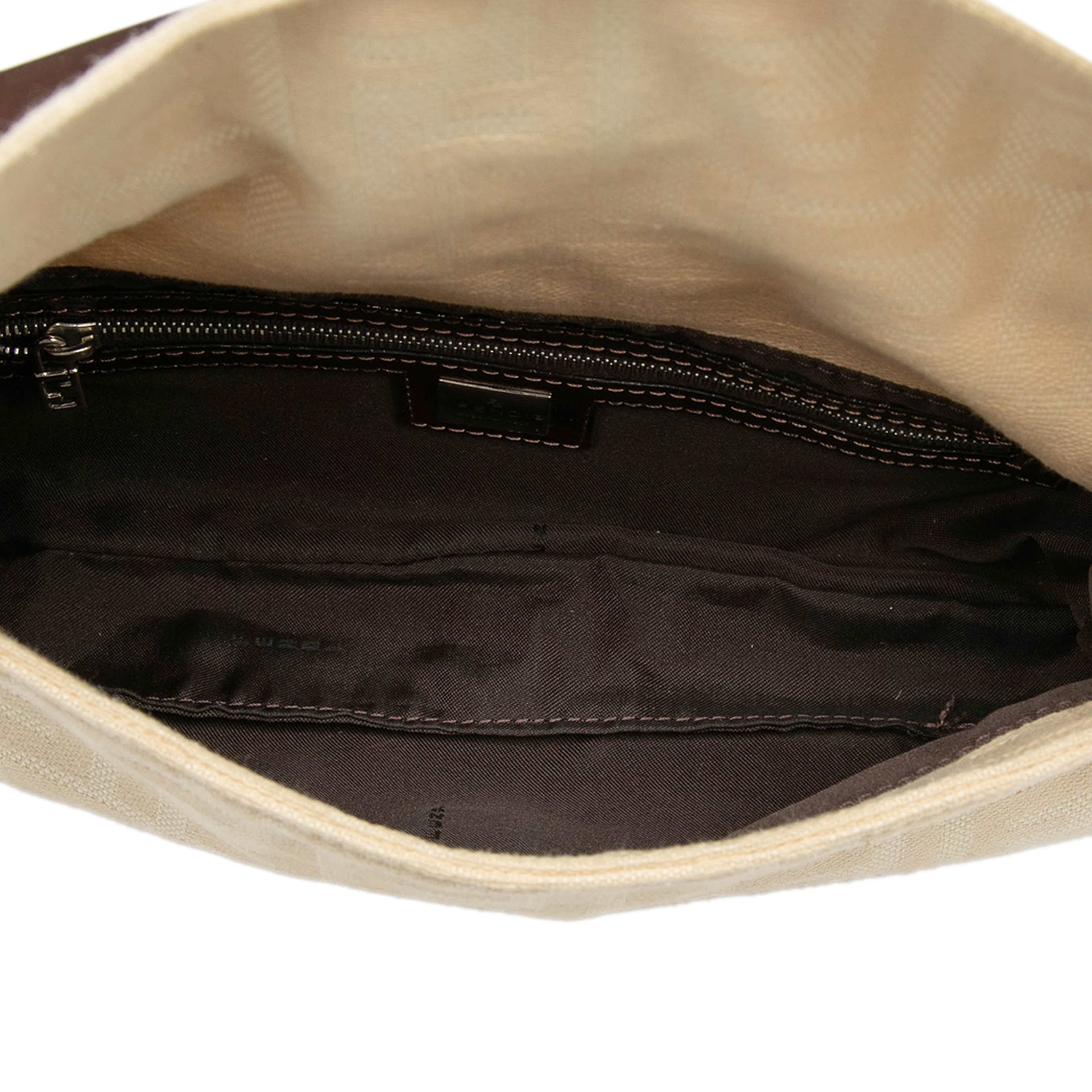 Fendi Zucca Canvas Baguette, från Luxclusif, i färgen light beige. Klicka för att öppna bilden i stort format