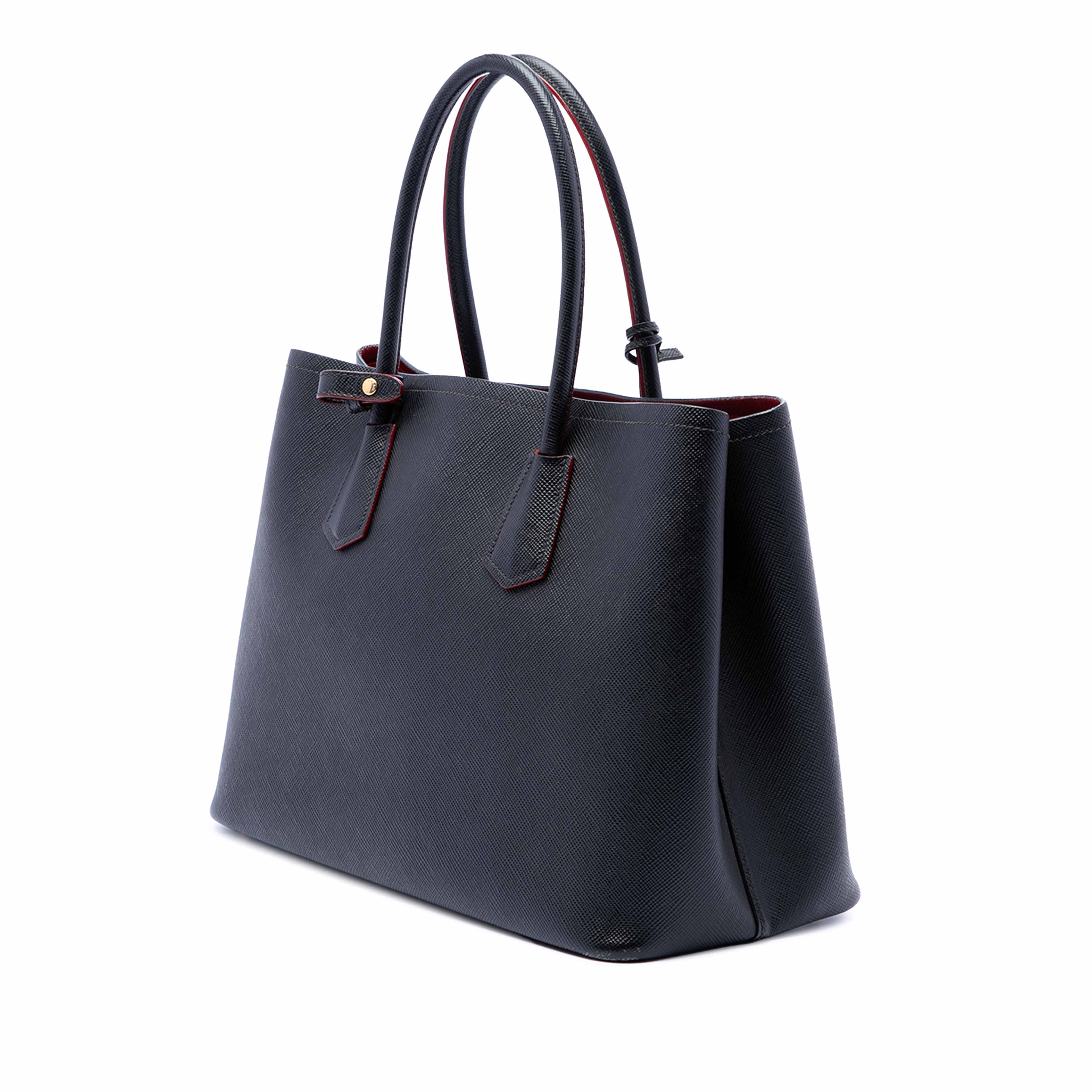 Prada Medium Saffiano Cuir Double Satchel, från Luxclusif, i färgen black. Klicka för att öppna bilden i stort format