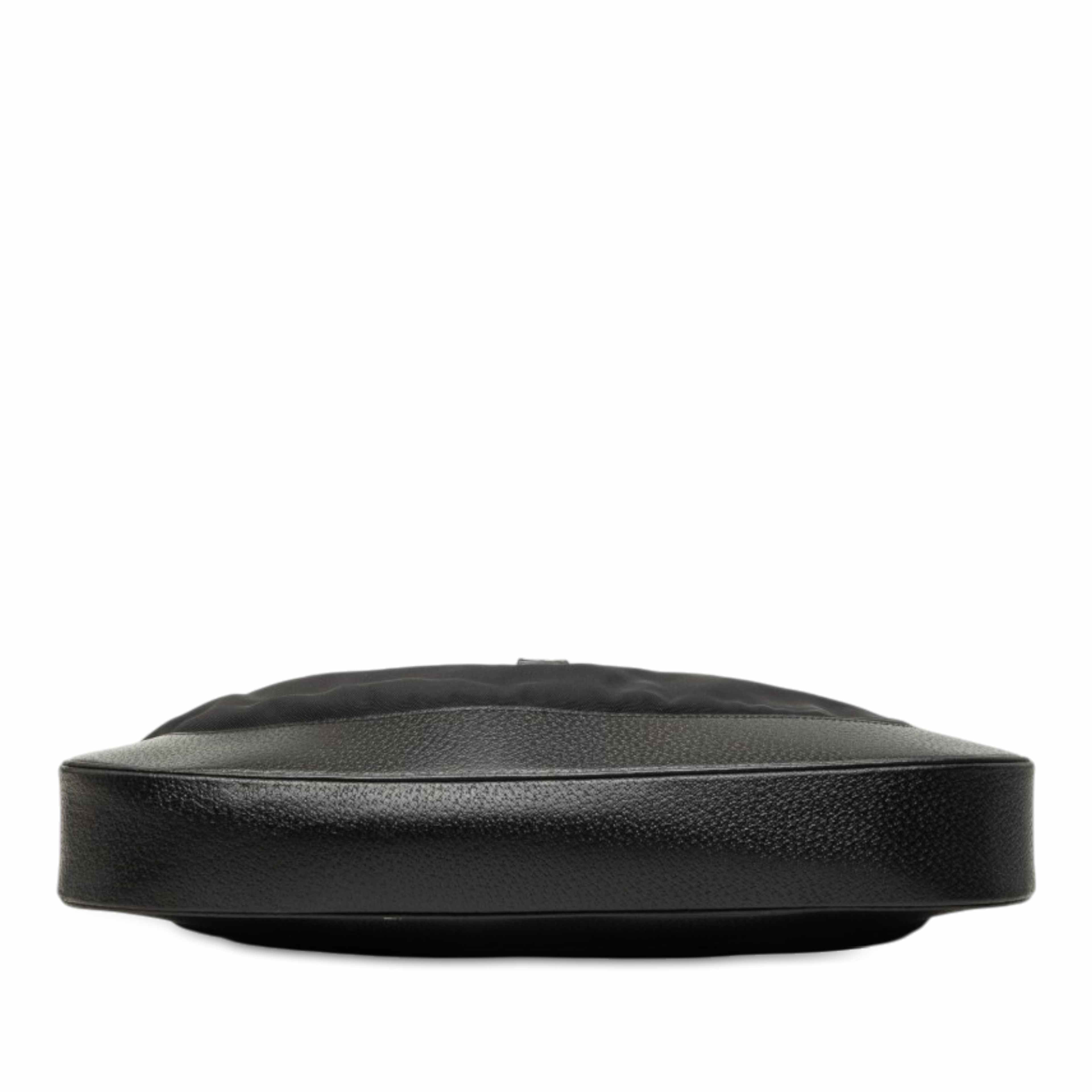 Gucci Nylon Jackie Shoulder Bag, från Luxclusif, i färgen svart. Klicka för att öppna bilden i stort format