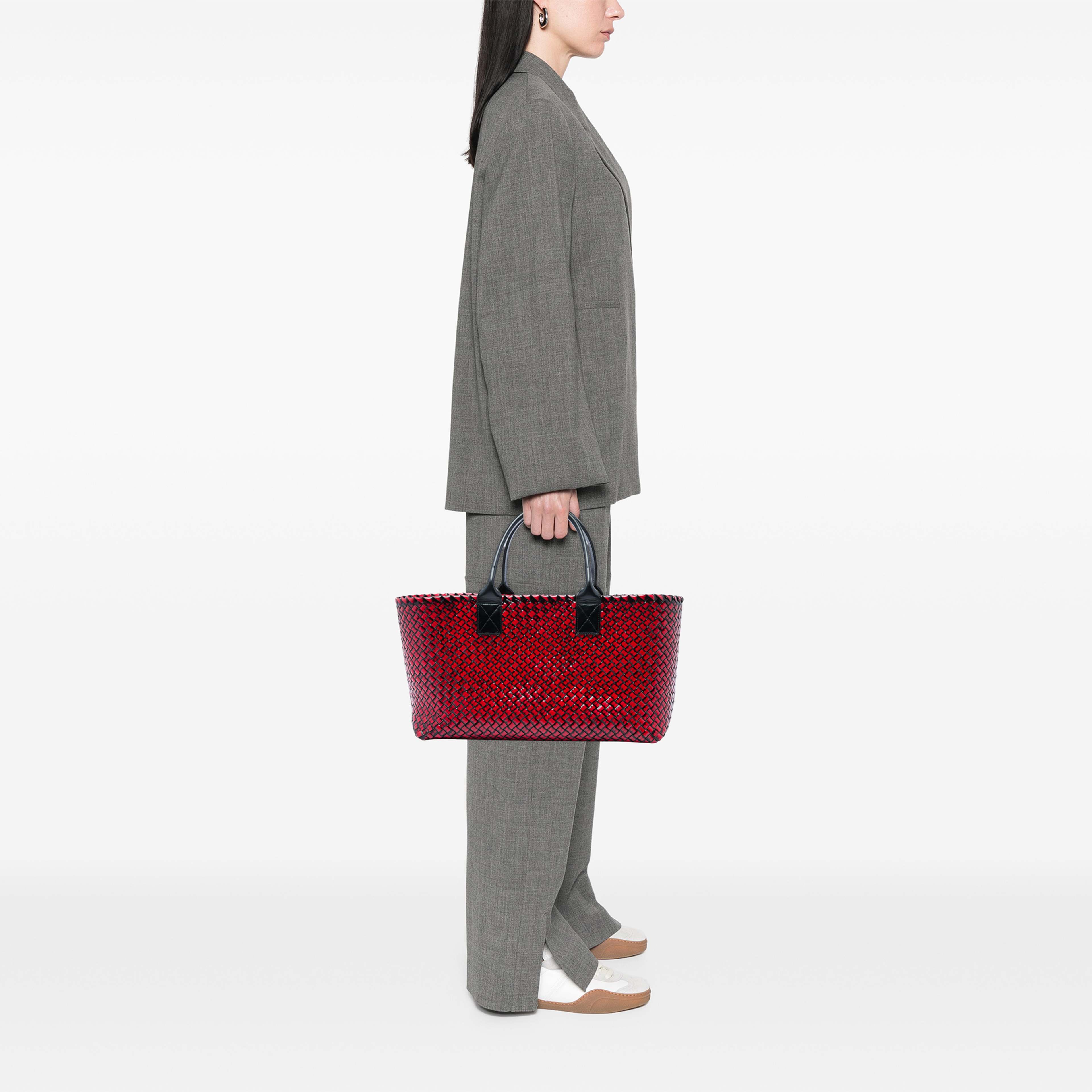 Bottega Veneta Limited Edition Medium Brushed Calfskin Intreccio Cabat Tote, från Luxclusif, i färgen röd. Klicka för att öppna bilden i stort format