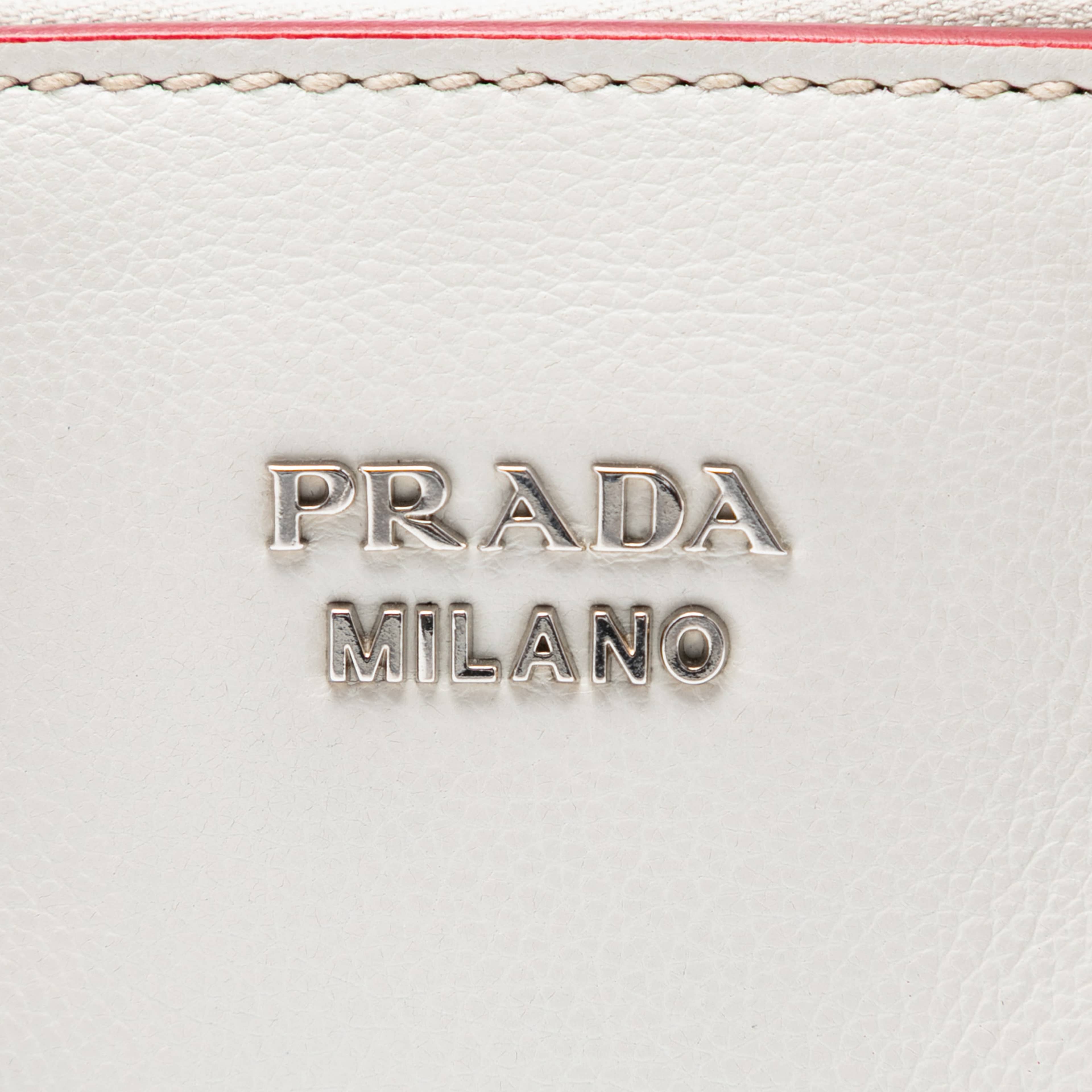 Prada Mini Scamosciato Trimmed Glace Calf Twin Pocket Satchel, från Luxclusif, i färgen ivory. Klicka för att öppna bilden i stort format