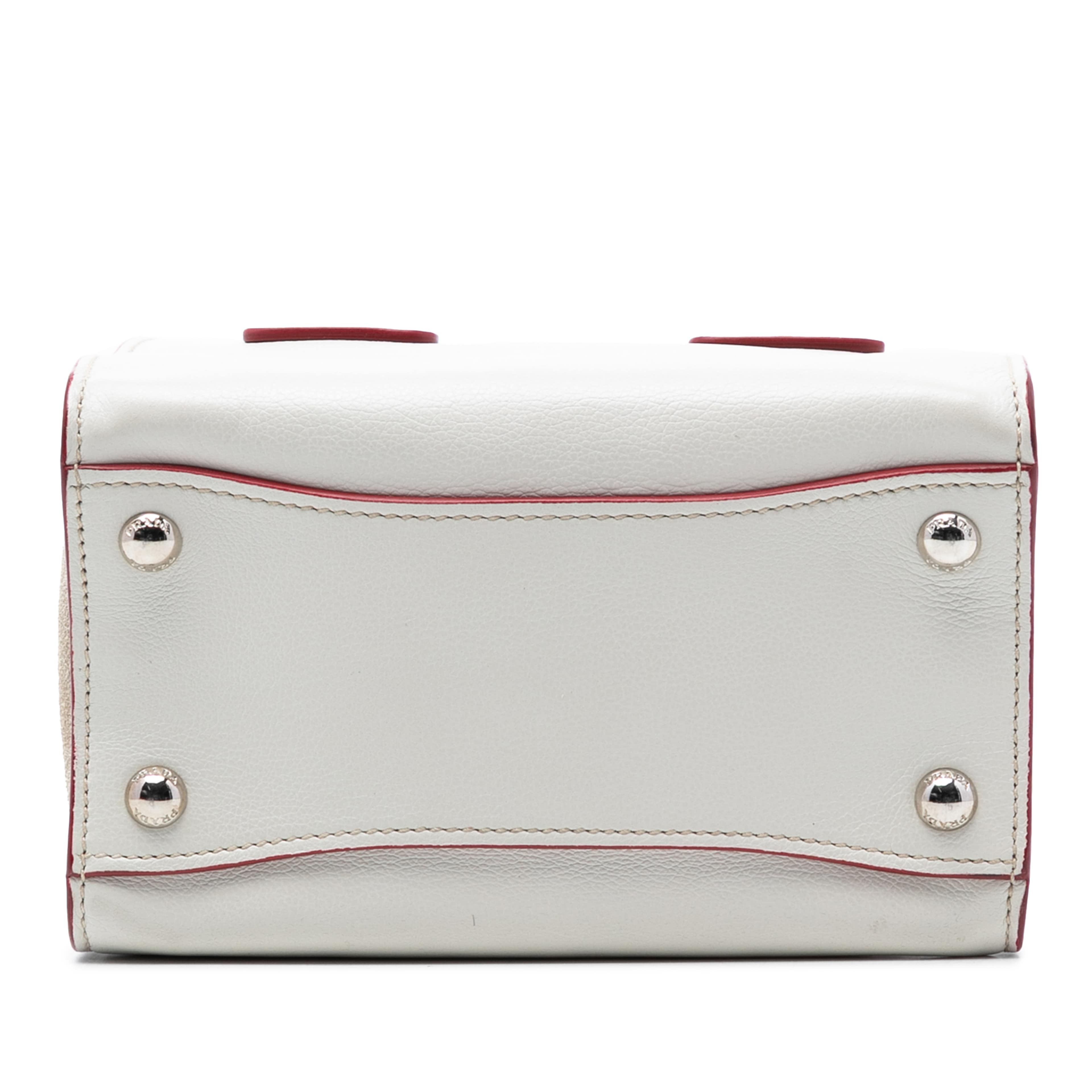 Prada Mini Scamosciato Trimmed Glace Calf Twin Pocket Satchel, från Luxclusif, i färgen ivory. Klicka för att öppna bilden i stort format