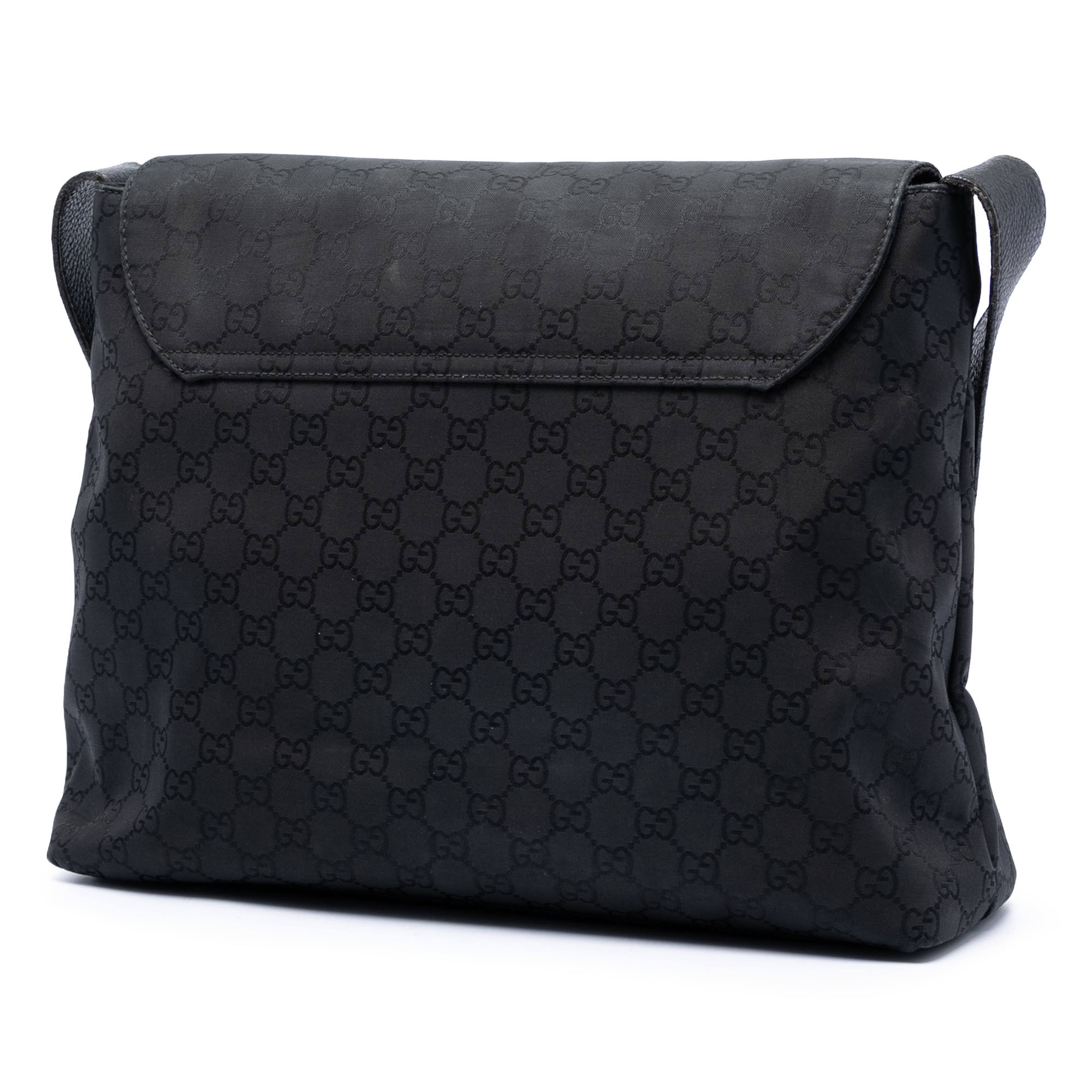 Gucci Gg Canvas Messenger Bag, från Luxclusif, i färgen svart. Klicka för att öppna bilden i stort format