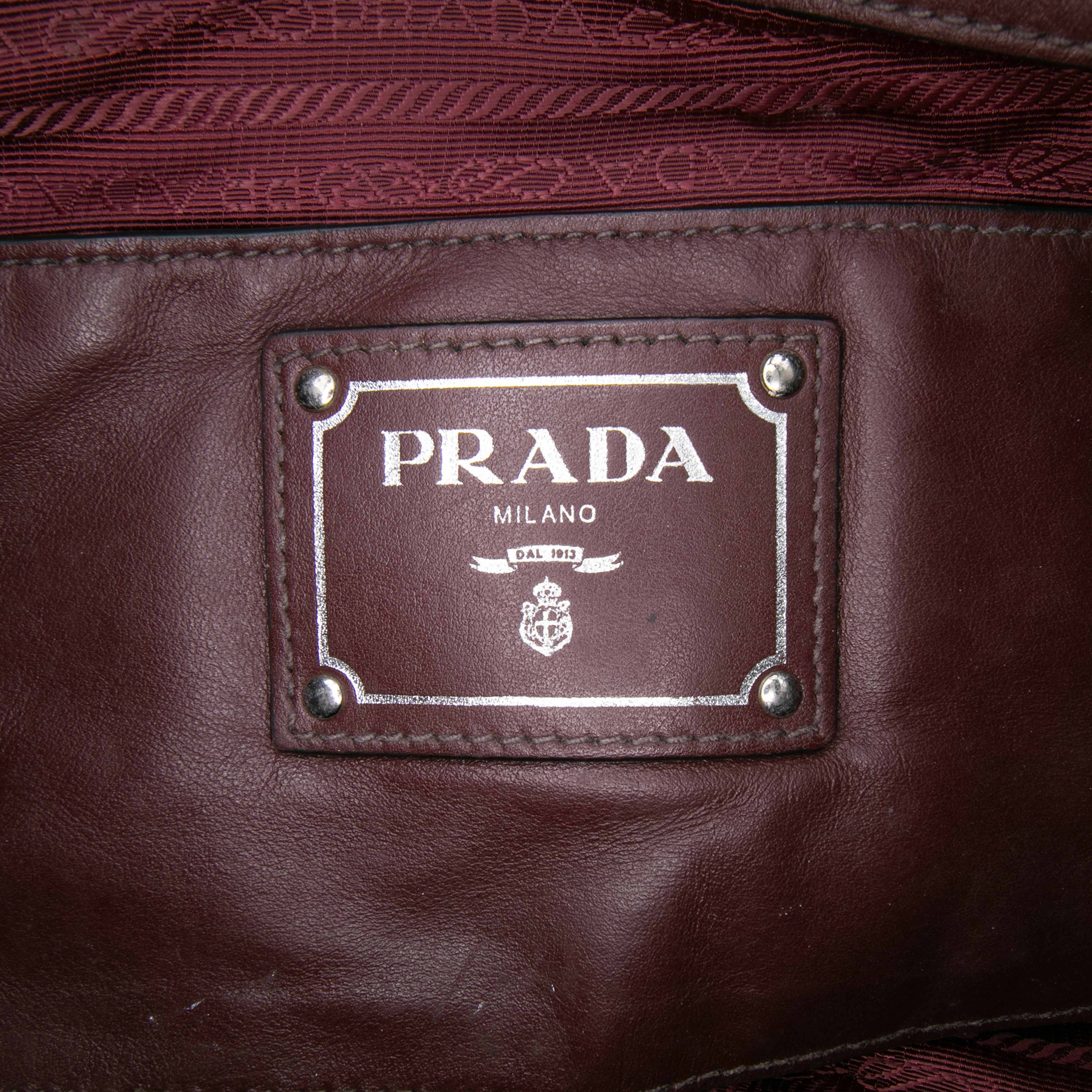 Prada Soft Calf Convertible Shopper Tote, från Luxclusif, i färgen burgundy. Klicka för att öppna bilden i stort format