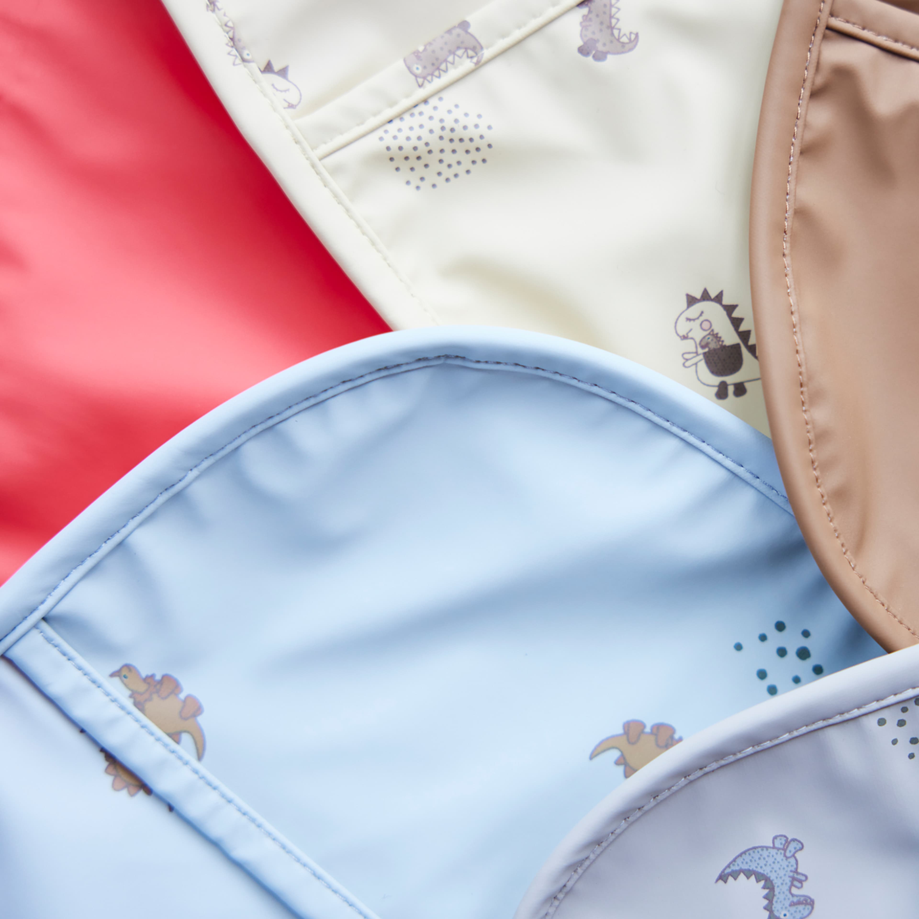 Dino Bib - Pack Of 2, från OYOY Mini, i färgen butter/cherryred. Klicka för att öppna bilden i stort format