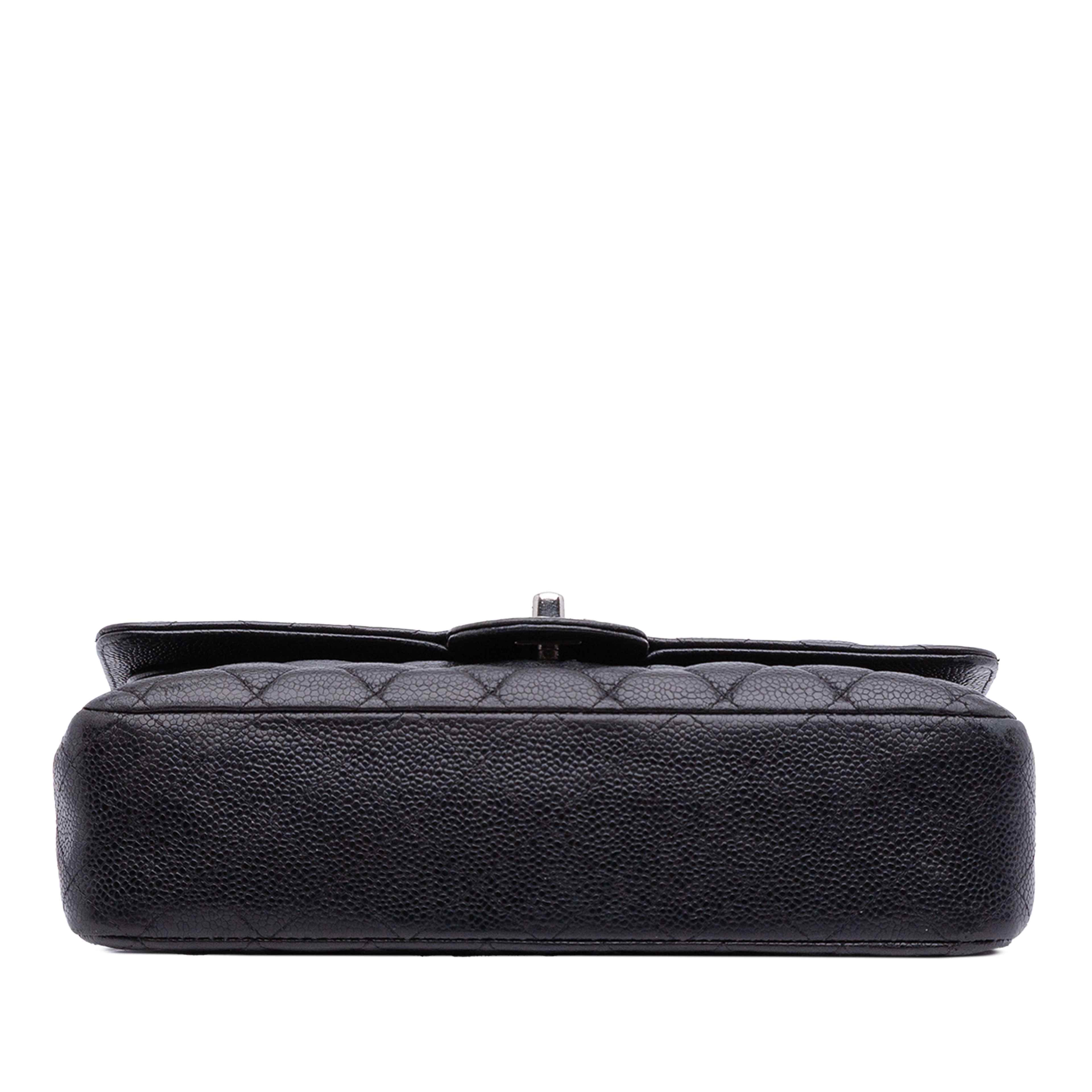 Chanel Medium Classic Caviar Double Flap, från Luxclusif, i färgen svart. Klicka för att öppna bilden i stort format