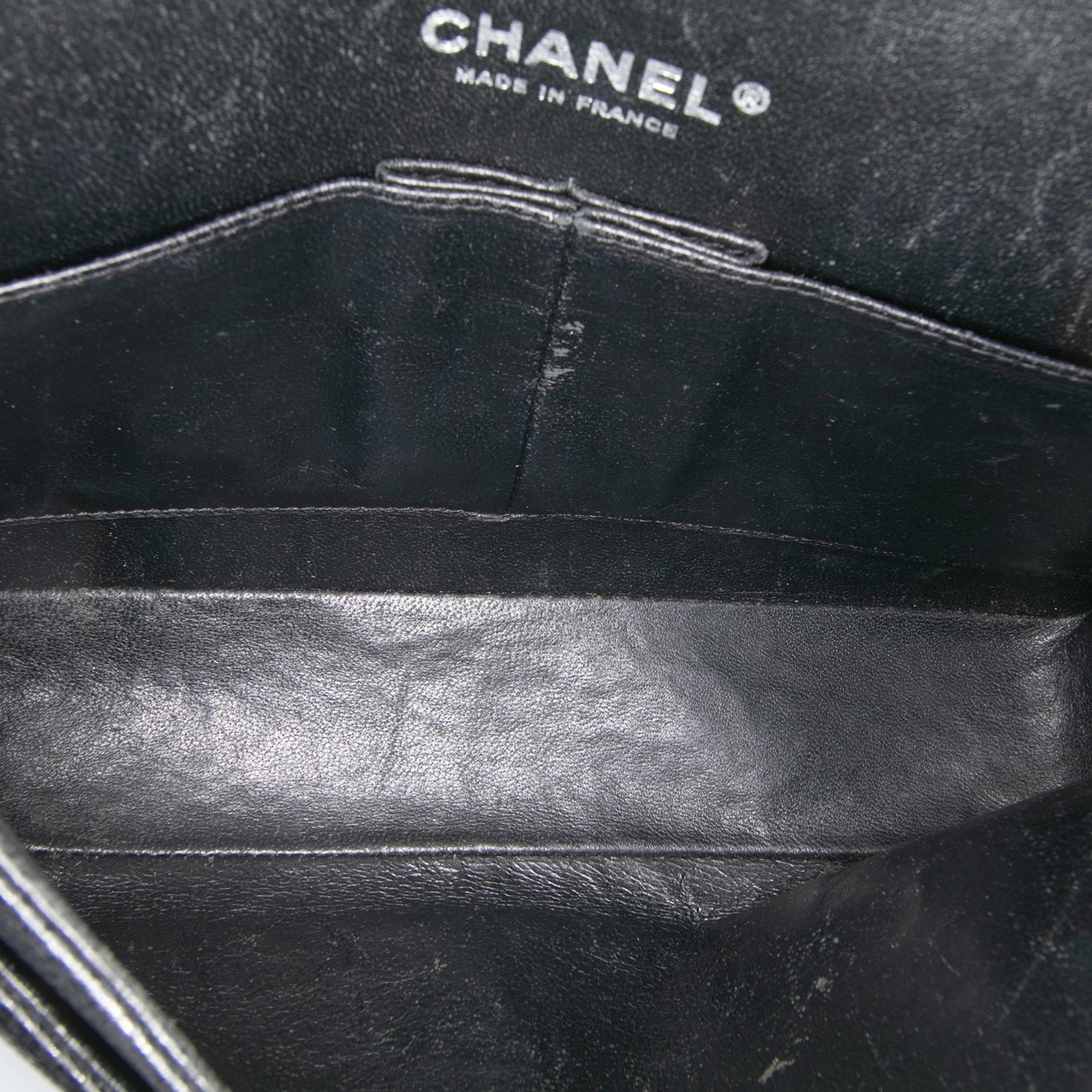 Chanel Medium Classic Caviar Double Flap, från Luxclusif, i färgen black. Klicka för att öppna bilden i stort format