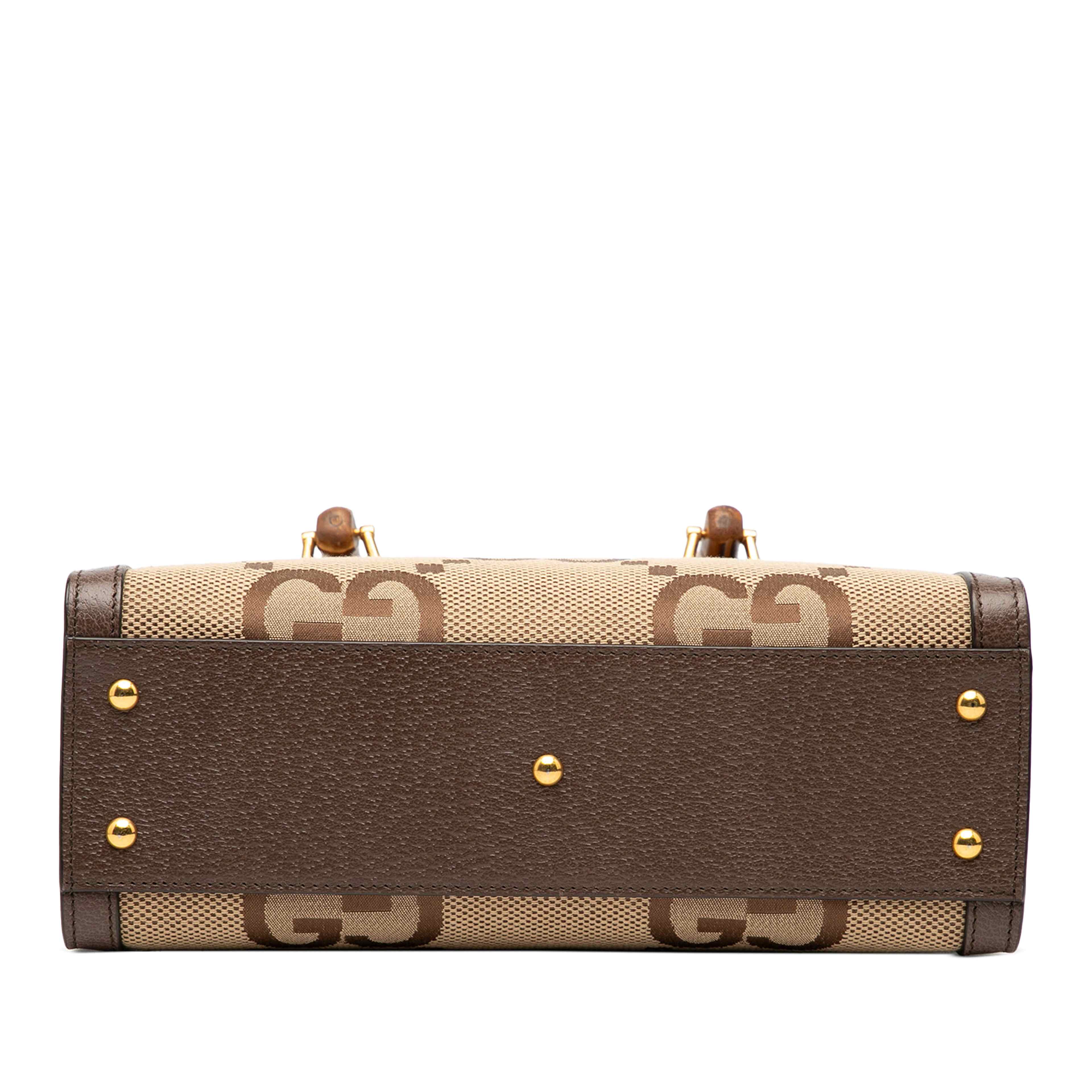 Gucci Medium Jumbo Gg Canvas Bamboo Diana Satchel, från Luxclusif, i färgen beige. Klicka för att öppna bilden i stort format