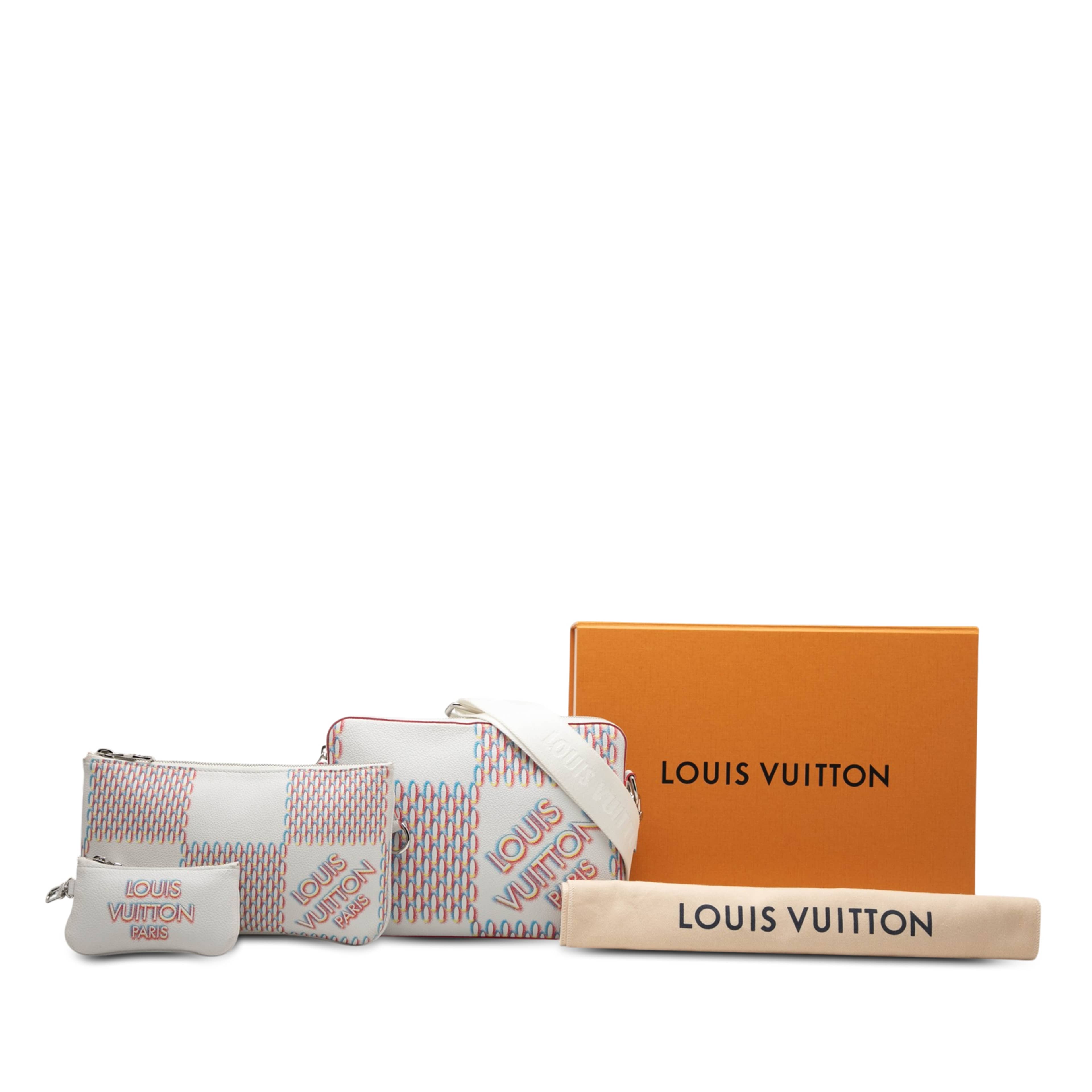 Louis Vuitton Damier Spray Trio Messenger Bag, från Luxclusif, i färgen vit. Klicka för att öppna bilden i stort format
