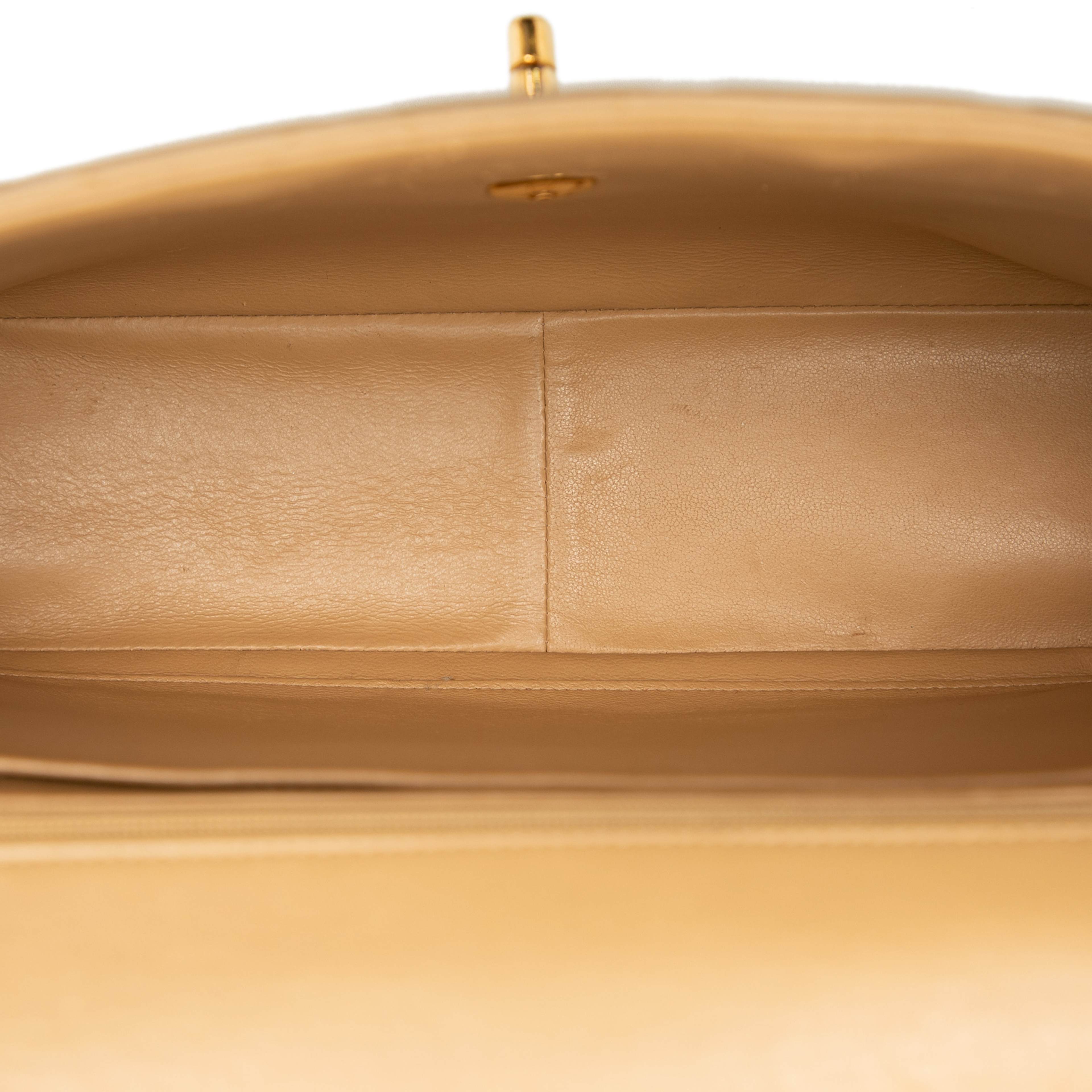 Chanel Jumbo Xl Classic Lambskin Single Flap, från Luxclusif, i färgen beige. Klicka för att öppna bilden i stort format