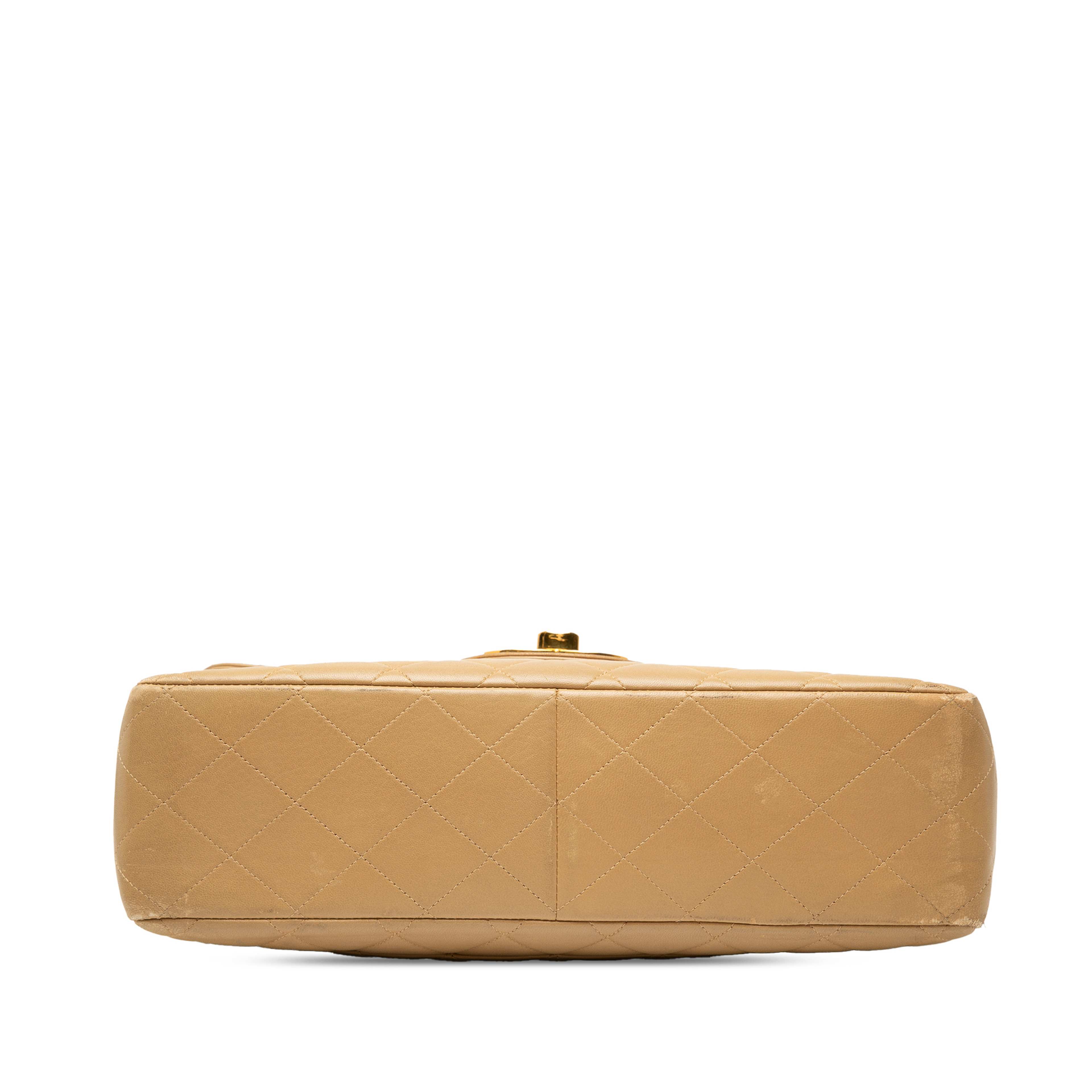 Chanel Jumbo Xl Classic Lambskin Single Flap, från Luxclusif, i färgen beige. Klicka för att öppna bilden i stort format