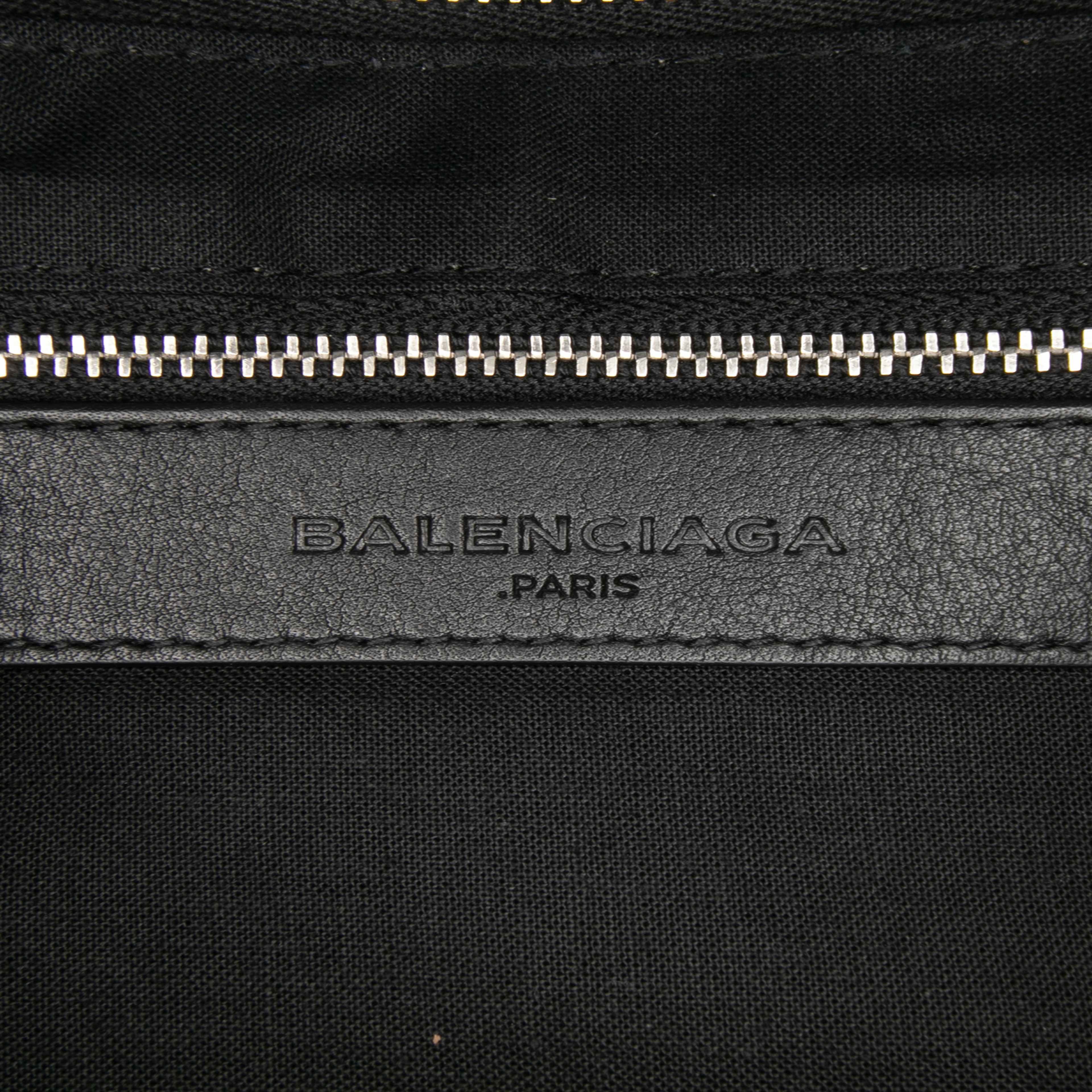 Balenciaga Pony Hair Clutch, från Luxclusif, i färgen black. Klicka för att öppna bilden i stort format