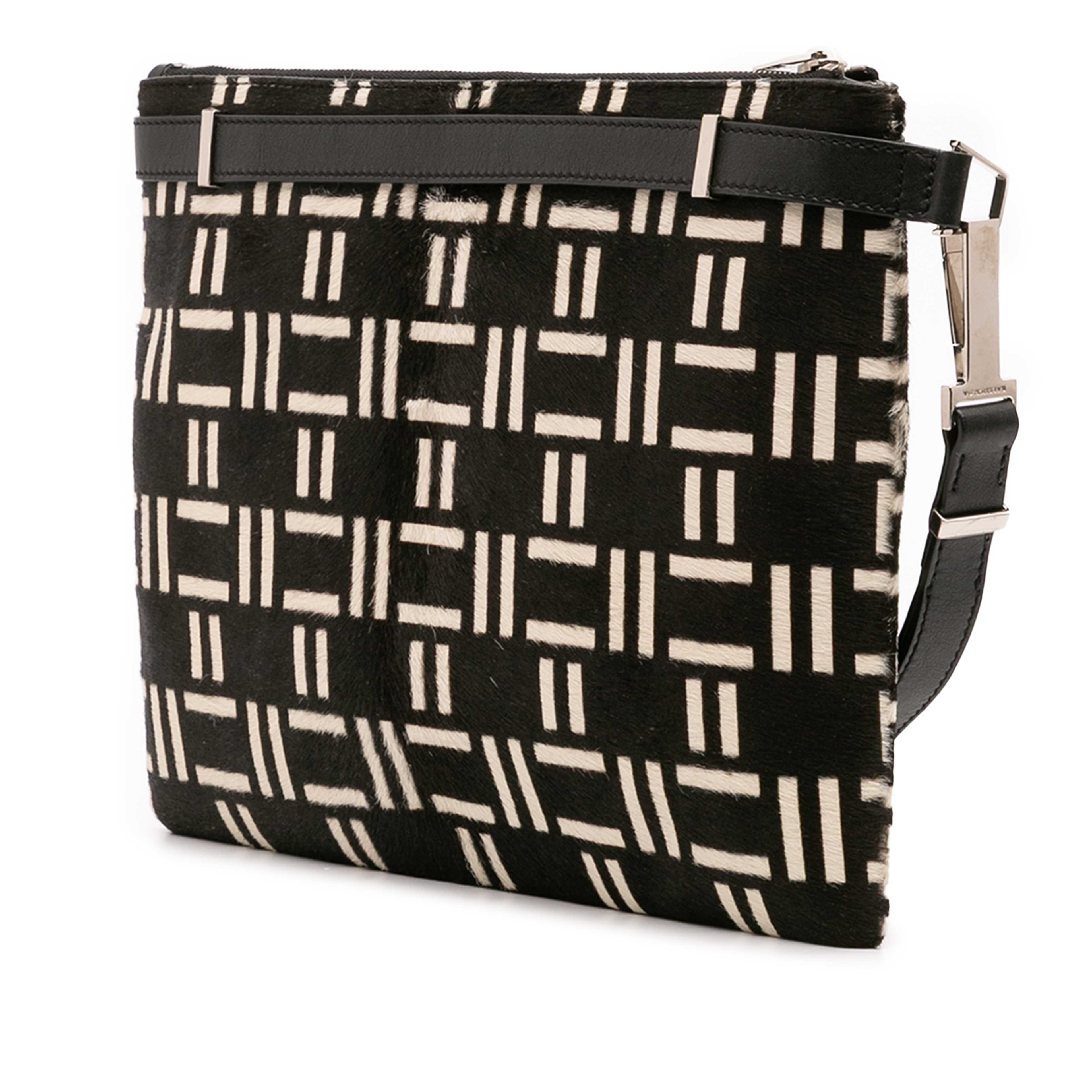 Balenciaga Pony Hair Clutch, från Luxclusif, i färgen black. Klicka för att öppna bilden i stort format