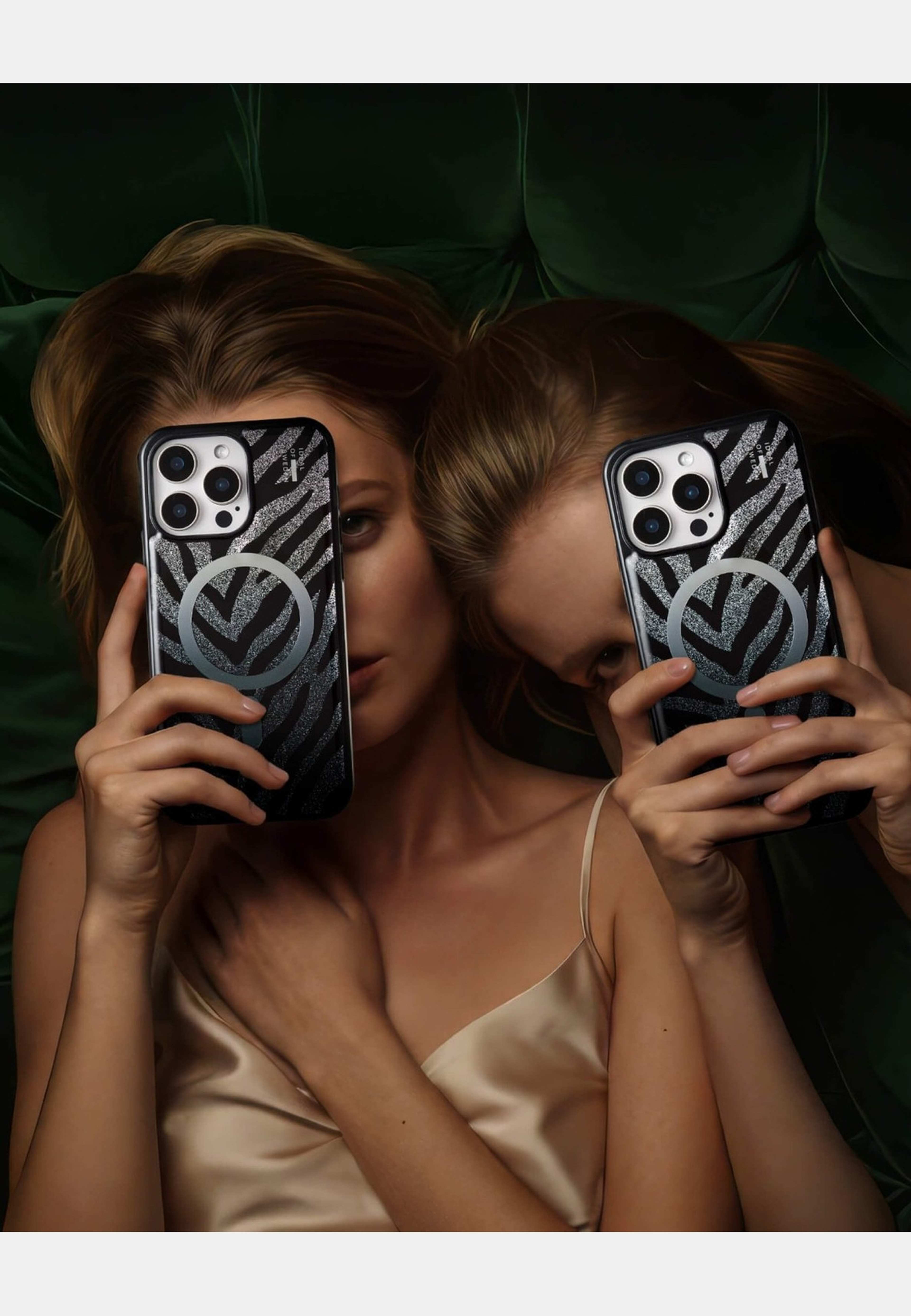 Clear Case Magsafe Iphone Zebra Mystique, från Ideal Of Sweden, i färgen black. Klicka för att öppna bilden i stort format