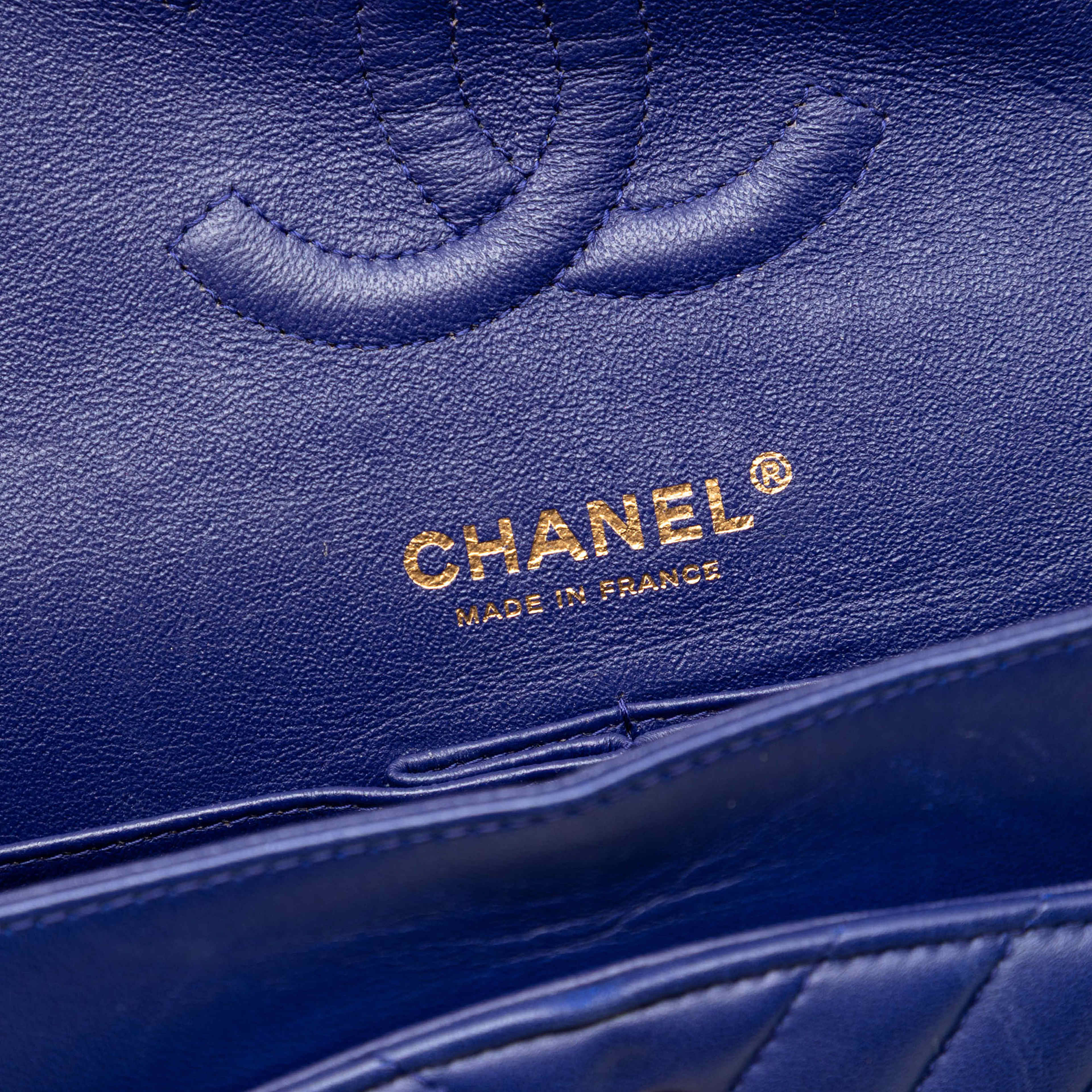 Chanel Medium Classic Chevron Lambskin Double Flap, från Luxclusif, i färgen blue. Klicka för att öppna bilden i stort format