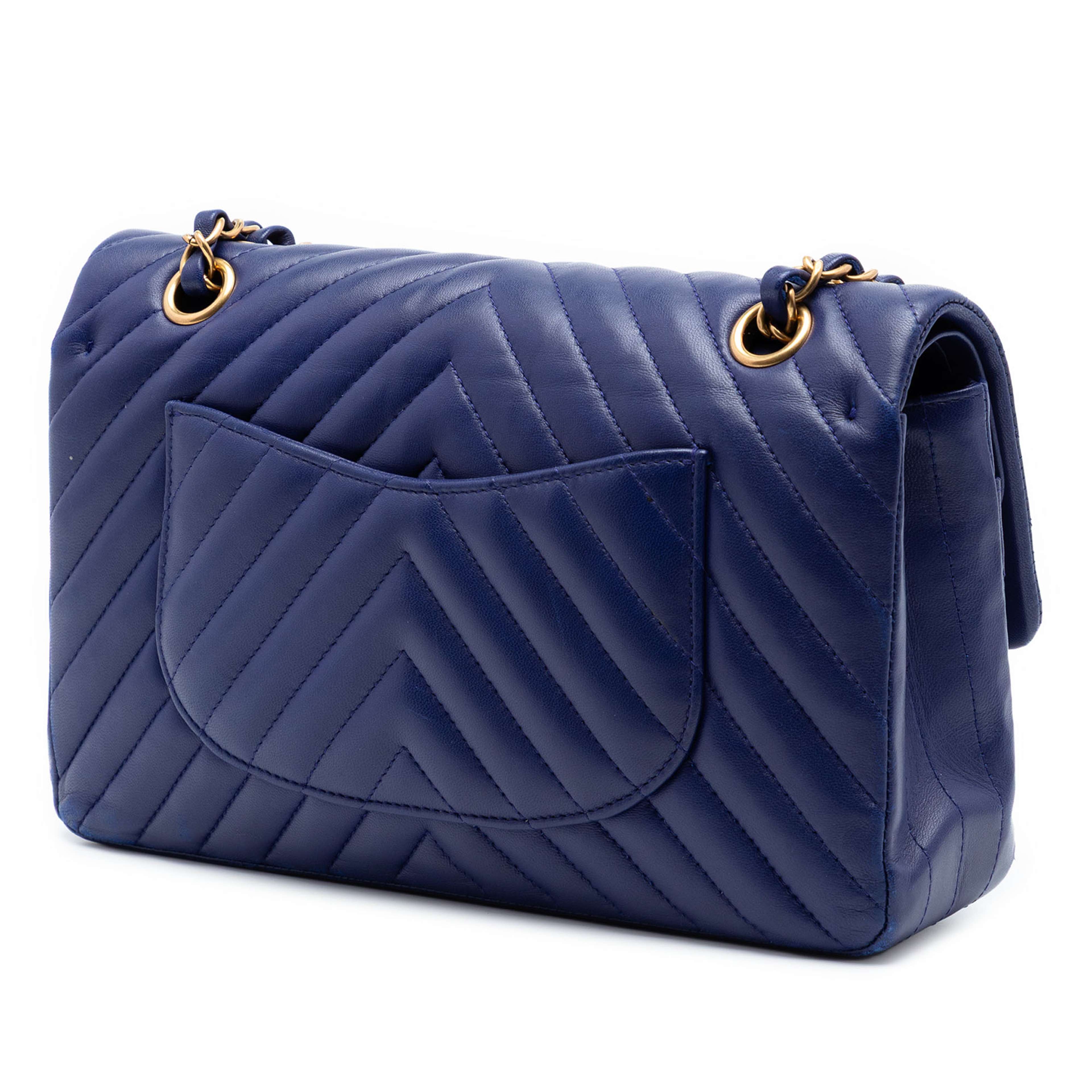 Chanel Medium Classic Chevron Lambskin Double Flap, från Luxclusif, i färgen blå. Klicka för att öppna bilden i stort format