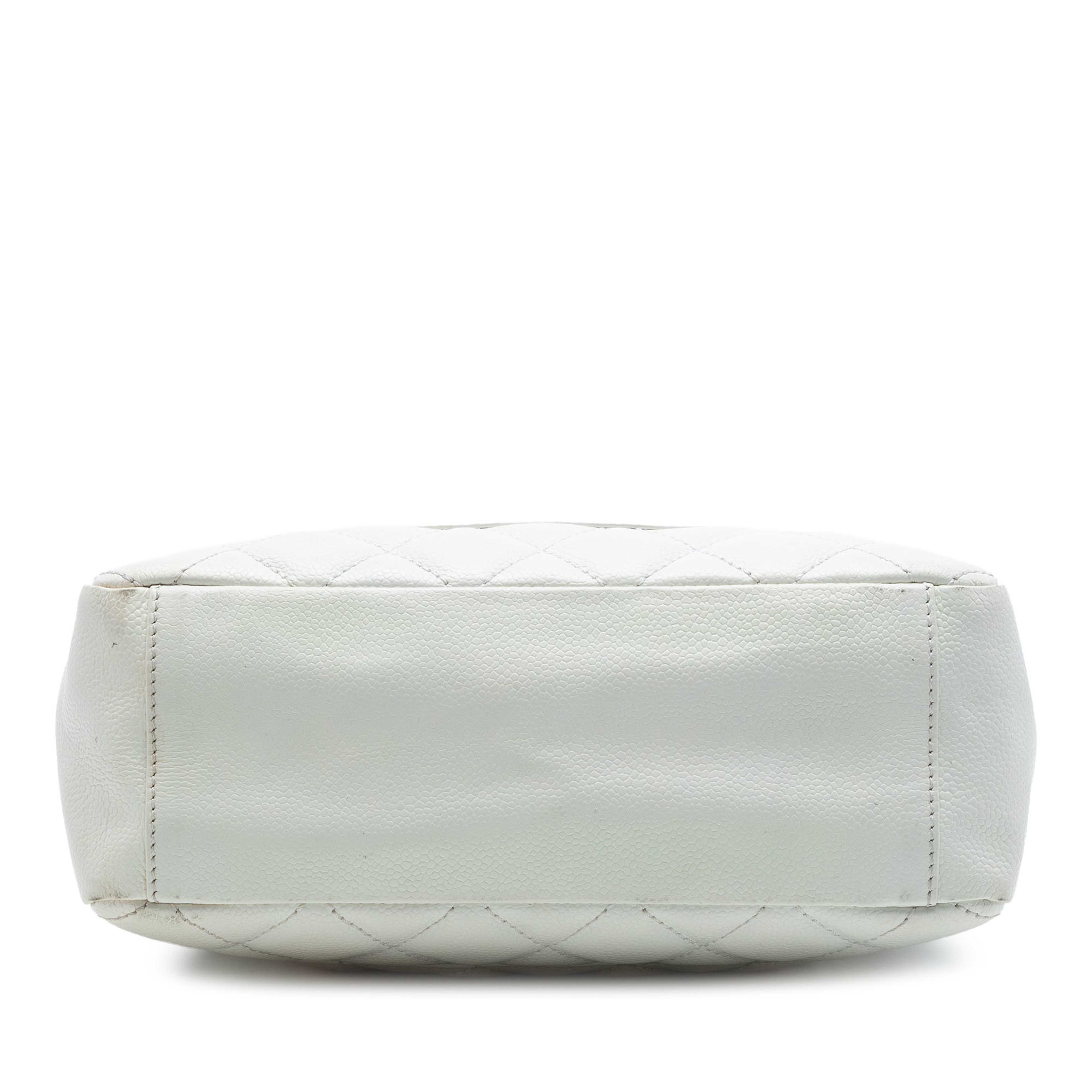 Chanel Caviar Petite Shopping Tote, från Luxclusif, i färgen white. Klicka för att öppna bilden i stort format