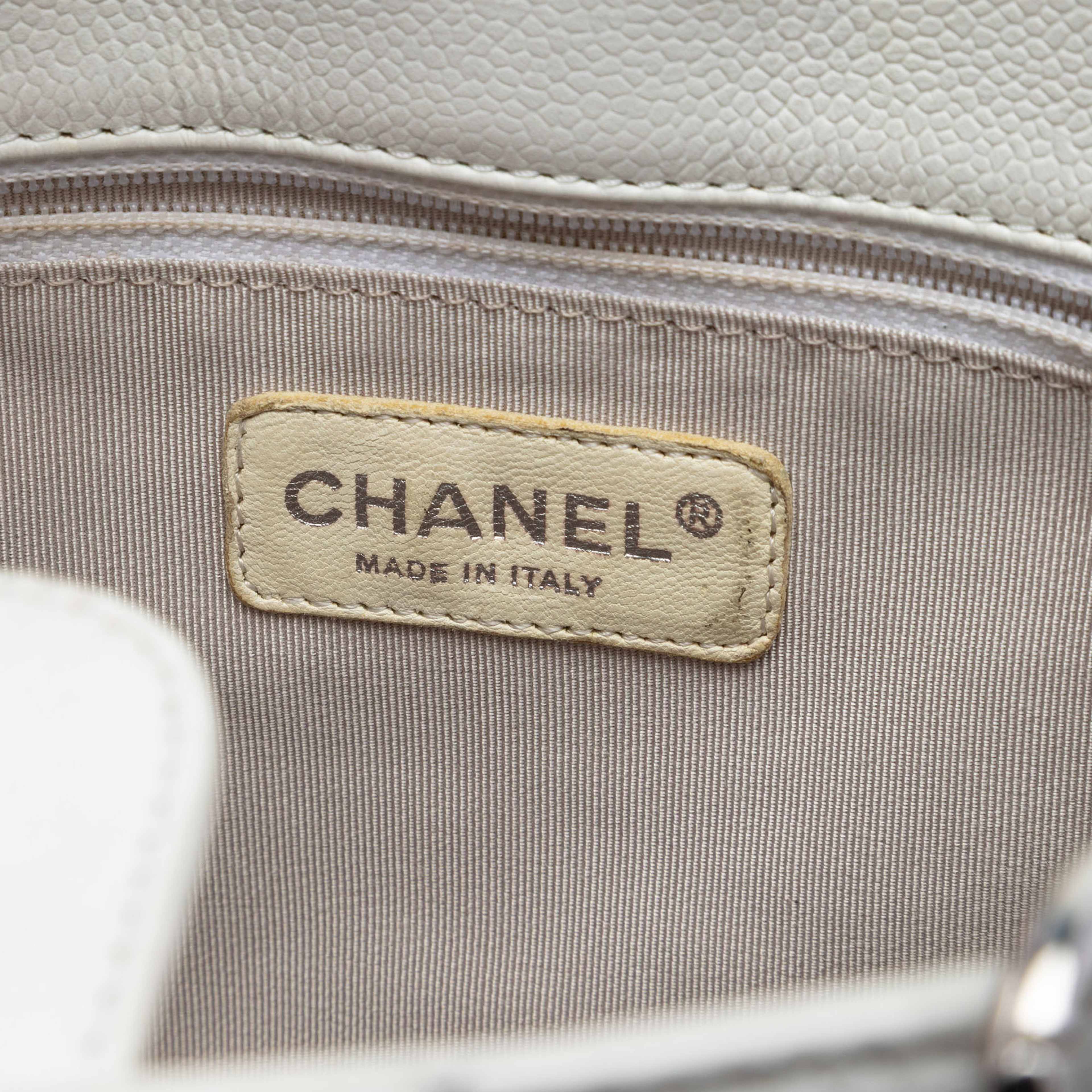 Chanel Caviar Petite Shopping Tote, från Luxclusif, i färgen white. Klicka för att öppna bilden i stort format