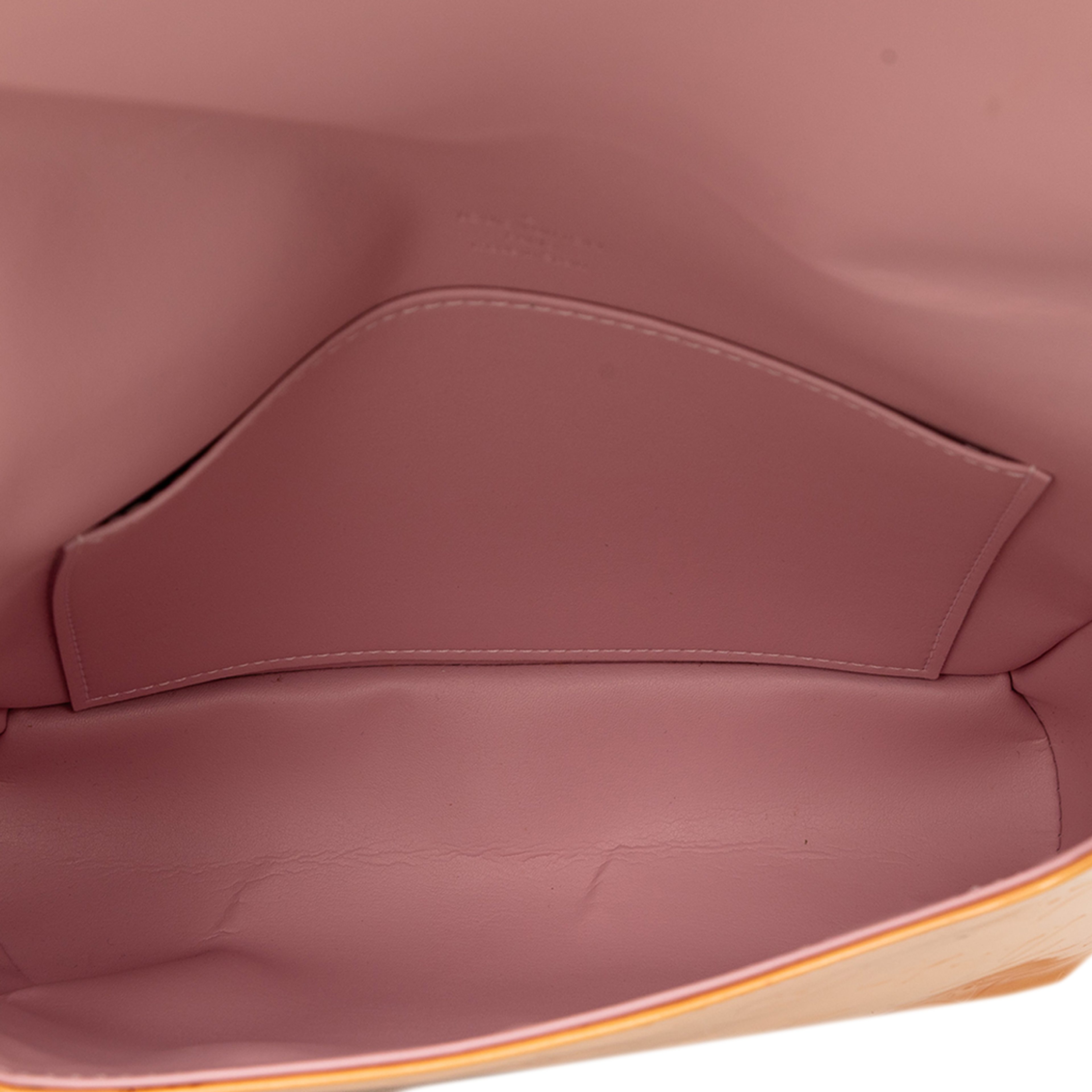 Louis Vuitton Monogram Vernis Thompson Street, från Luxclusif, i färgen beige. Klicka för att öppna bilden i stort format