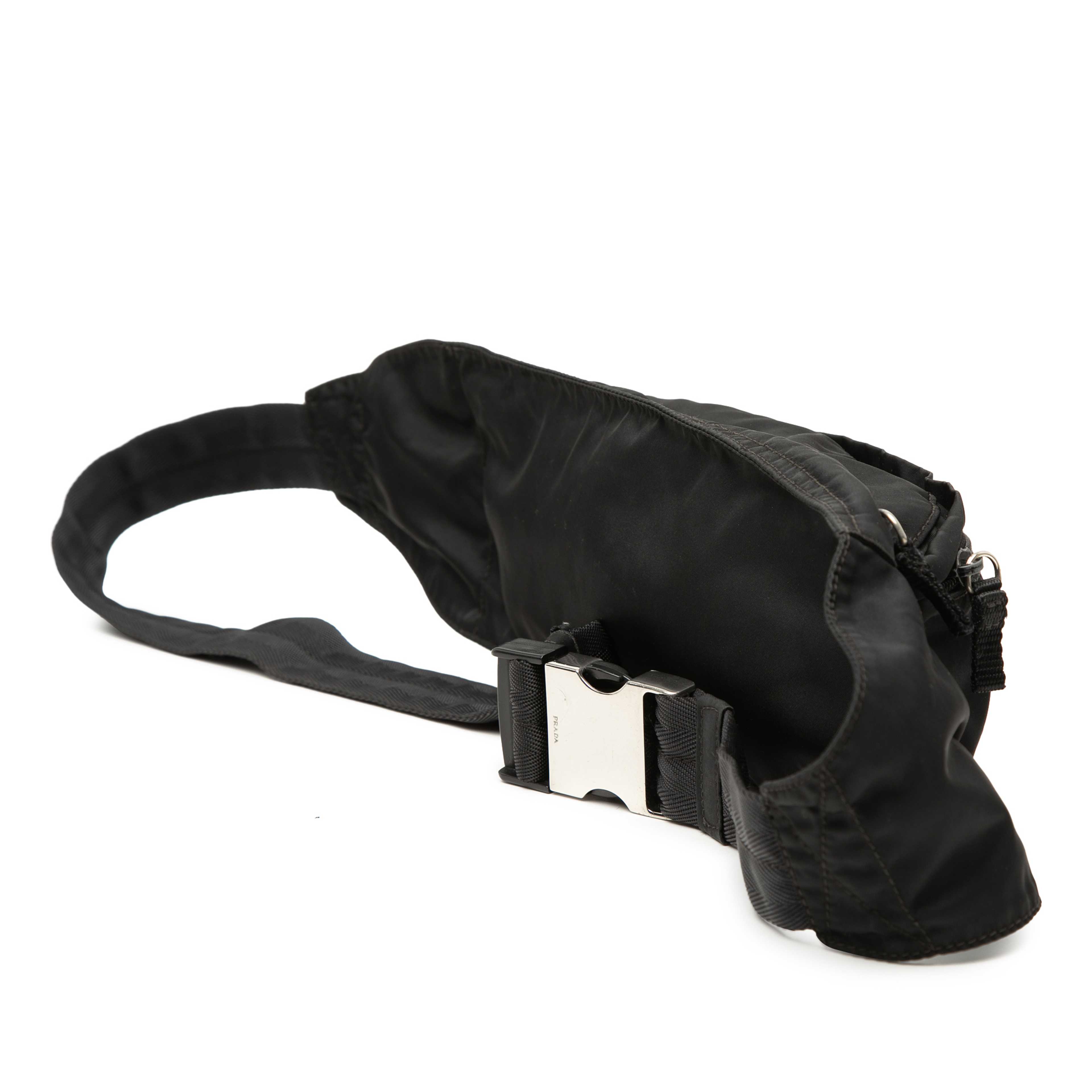 Prada Tessuto Belt Bag, från Luxclusif, i färgen svart. Klicka för att öppna bilden i stort format