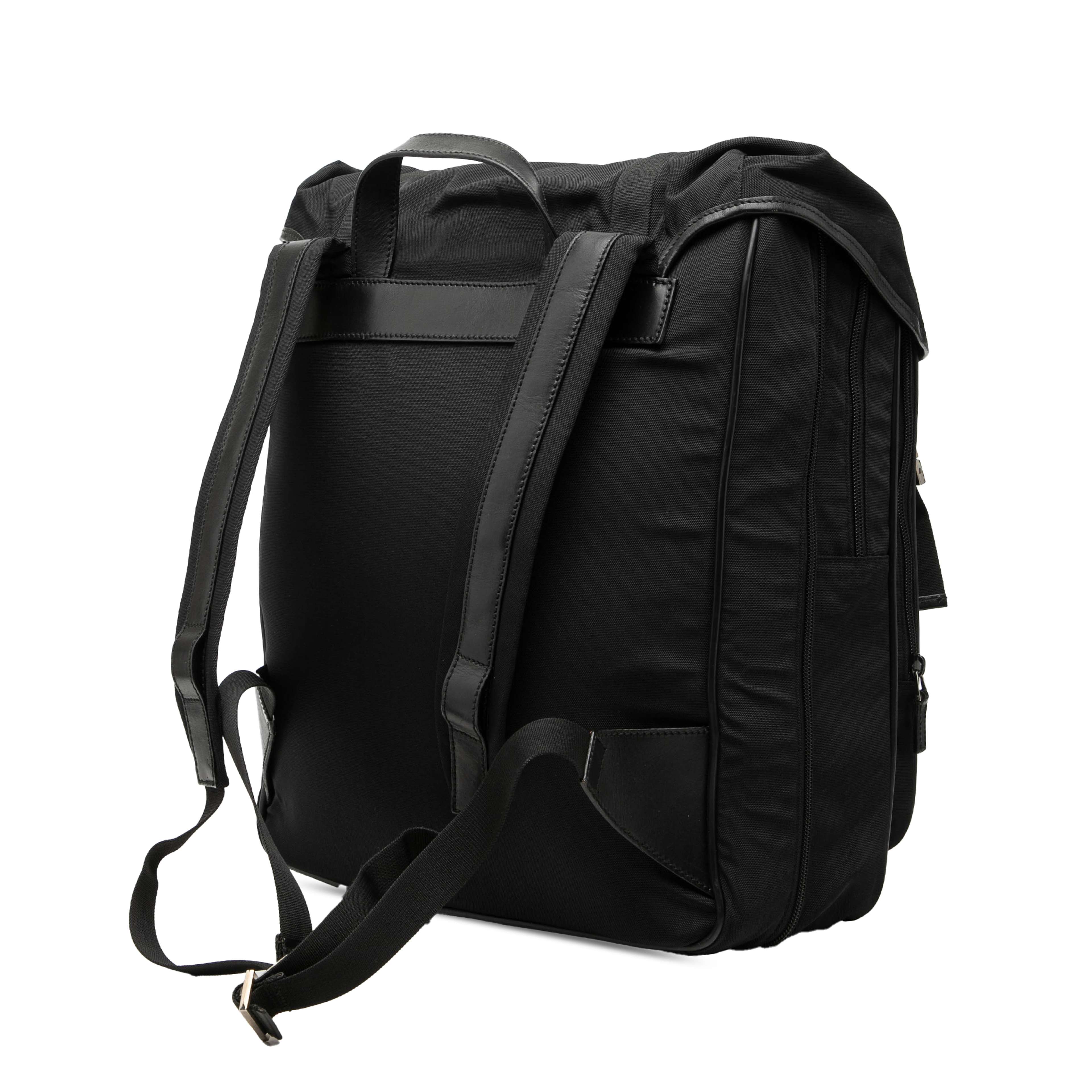 Gucci Nylon Double Buckle Backpack, från Luxclusif, i färgen svart. Klicka för att öppna bilden i stort format