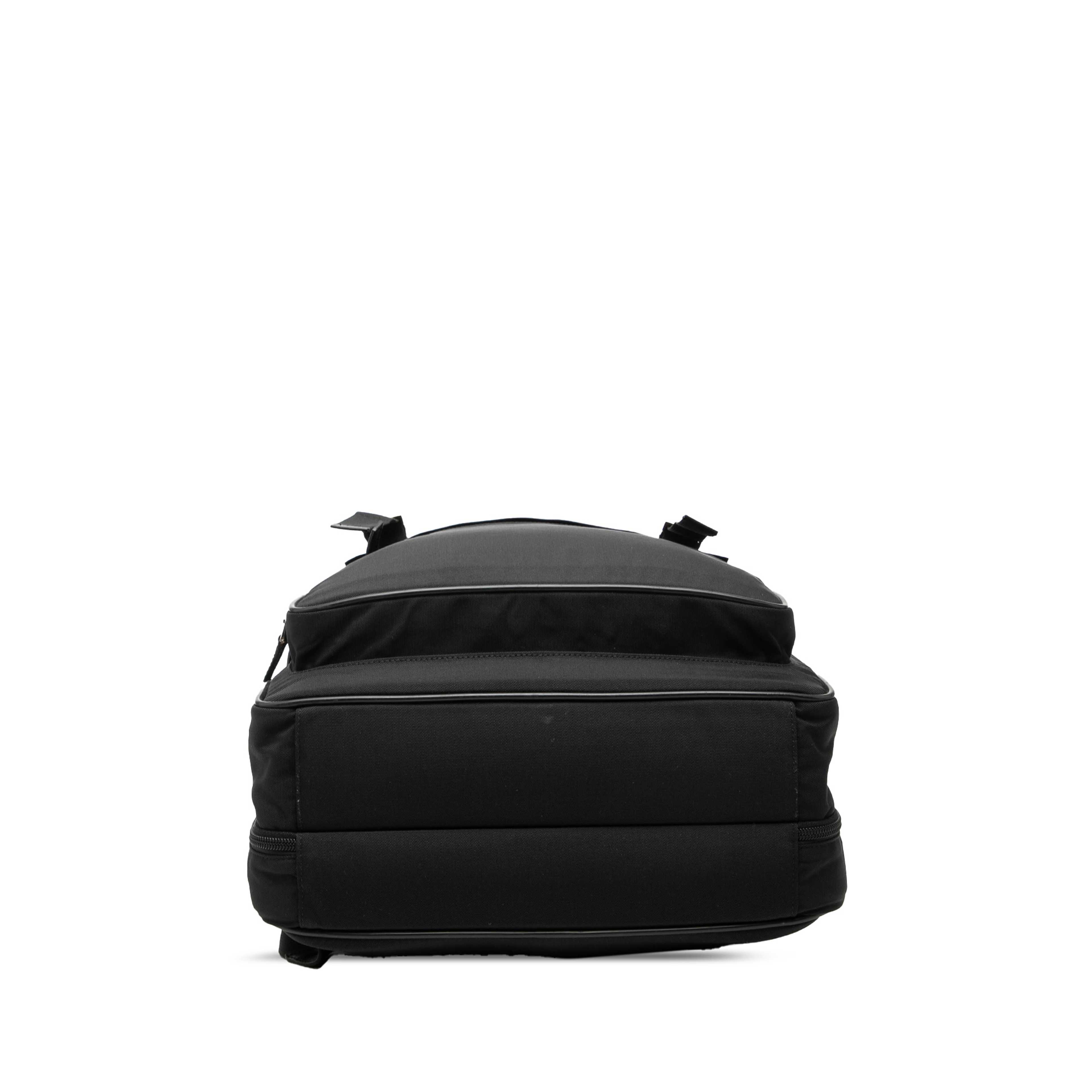 Gucci Nylon Double Buckle Backpack, från Luxclusif, i färgen svart. Klicka för att öppna bilden i stort format