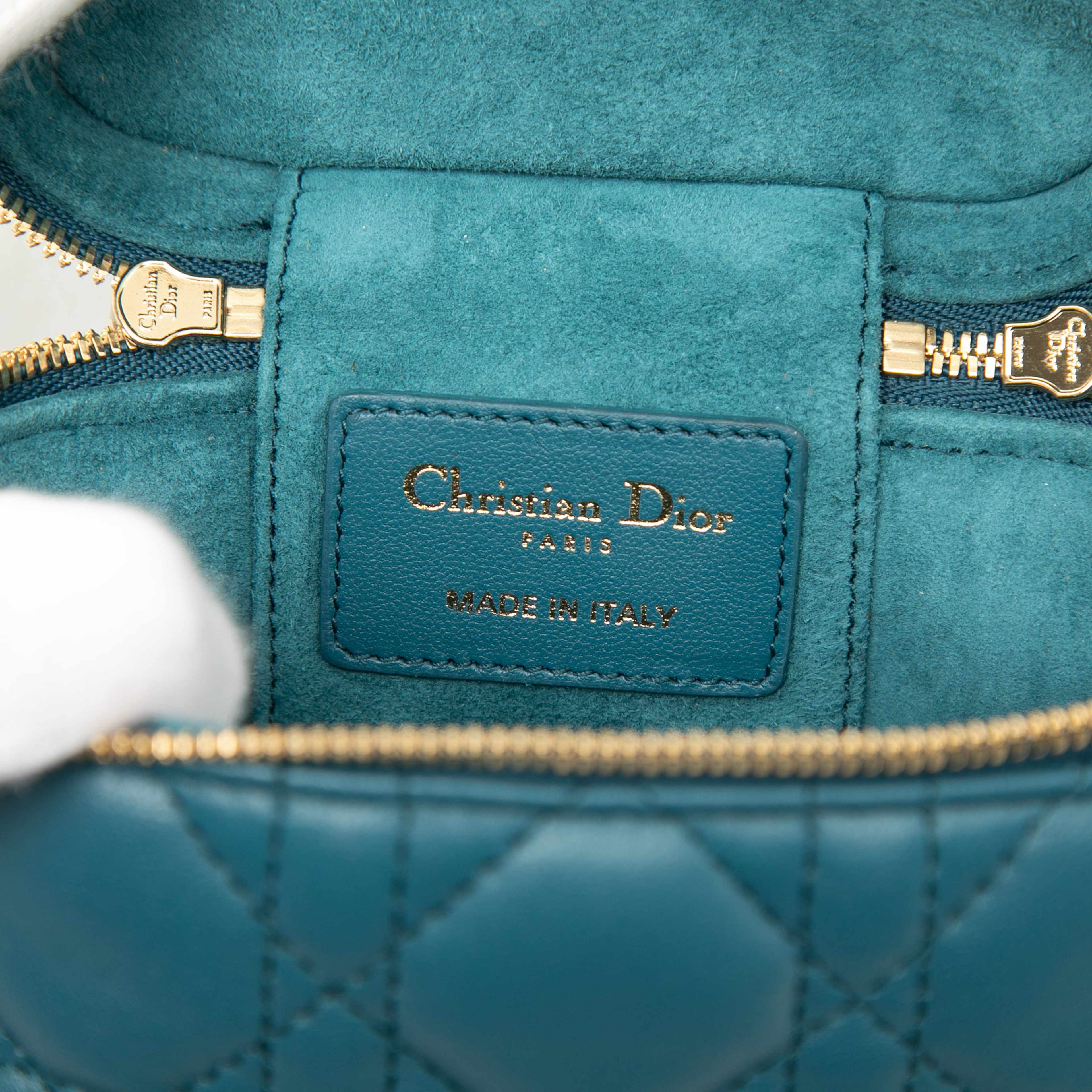 Dior Micro Lambskin Cannage Lady Dior Vanity Case, från Luxclusif, i färgen peacock. Klicka för att öppna bilden i stort format