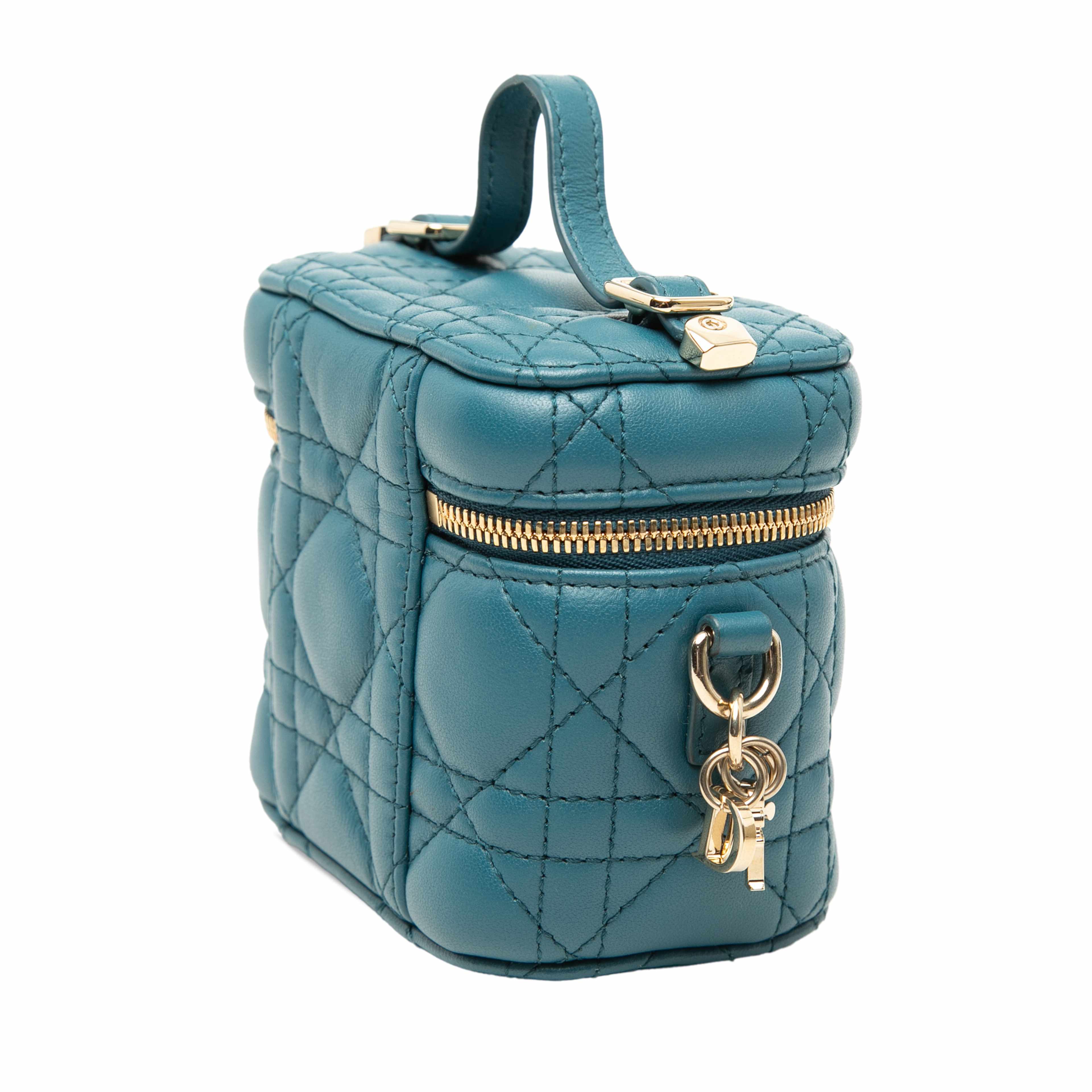 Dior Micro Lambskin Cannage Lady Dior Vanity Case, från Luxclusif, i färgen peacock. Klicka för att öppna bilden i stort format