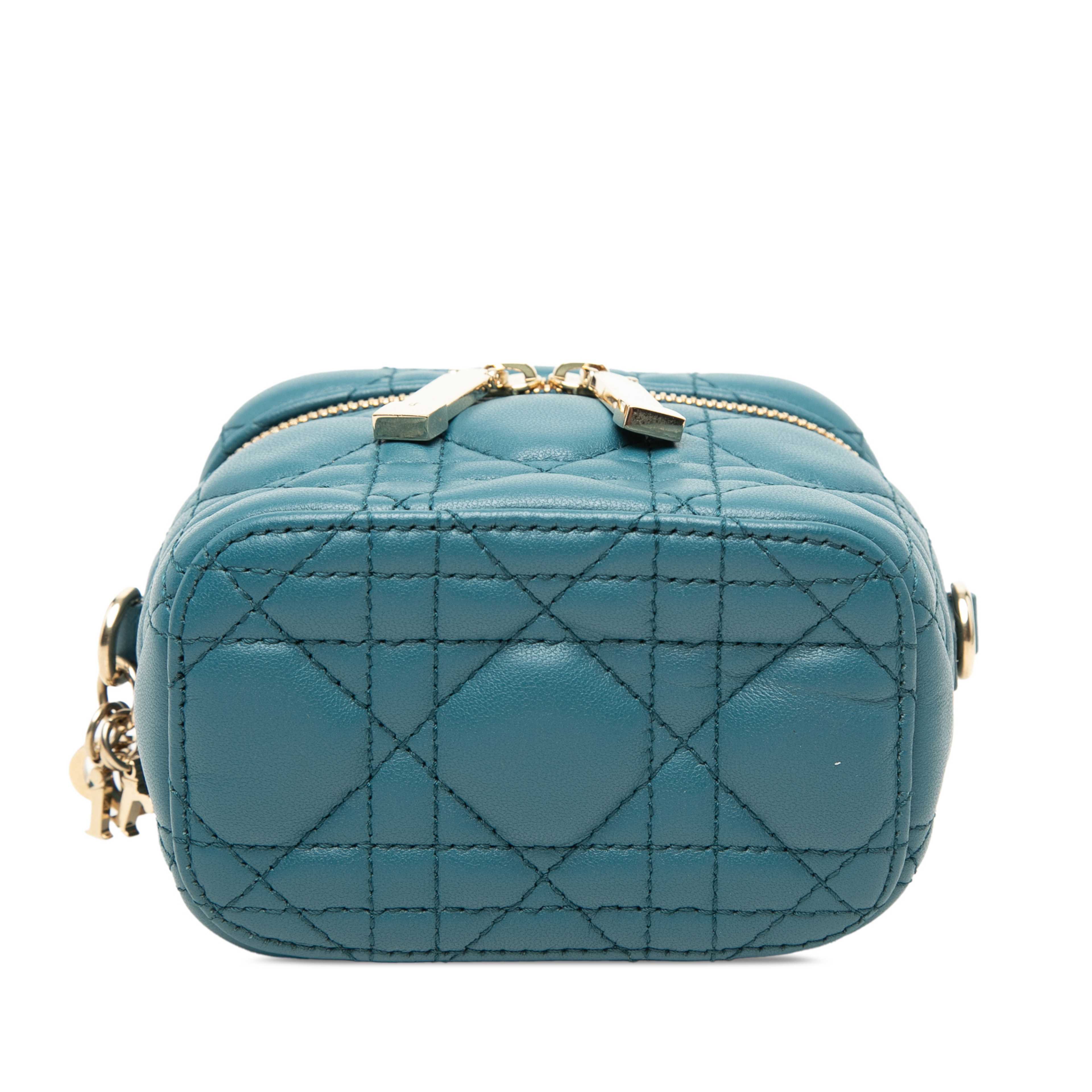 Dior Micro Lambskin Cannage Lady Dior Vanity Case, från Luxclusif, i färgen blå. Klicka för att öppna bilden i stort format
