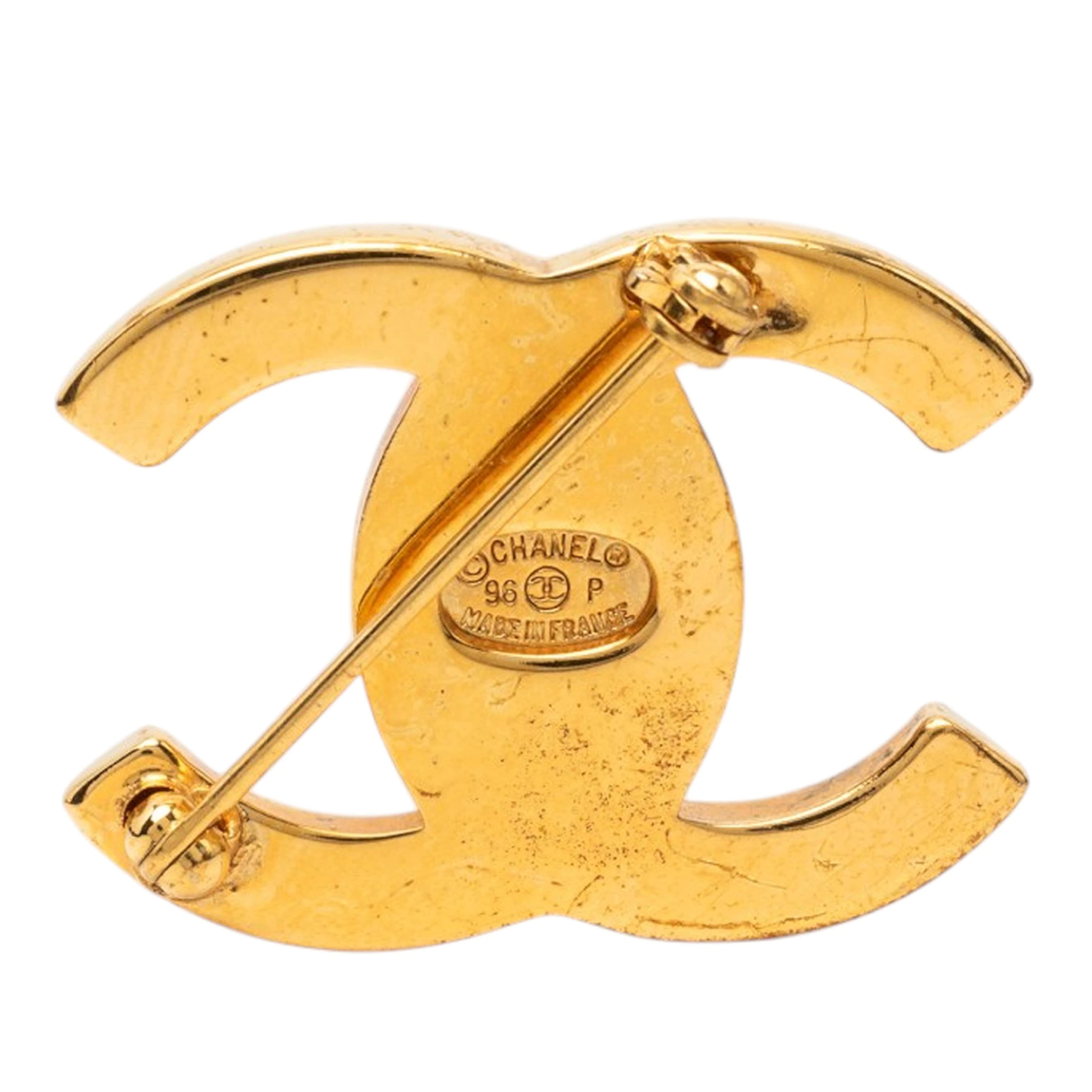Chanel Cc Gold Plated Turn Lock Brooch, från Luxclusif, i färgen gold. Klicka för att öppna bilden i stort format
